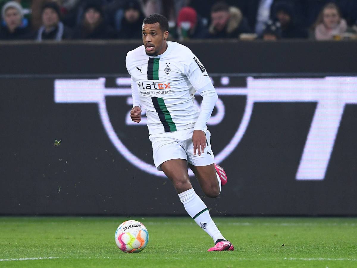 Alassane Plea läuft mit dem Ball am Fuß über den Rasen im Borussia Park. Aufgenommen wurde das Foto am 22. Januar 2023 beim Bundesliga-Spiel von Borussia Mönchengladbach gegen Bayer Leverkusen, Plea trägt das weiße Gladbach-Heimtrikot.