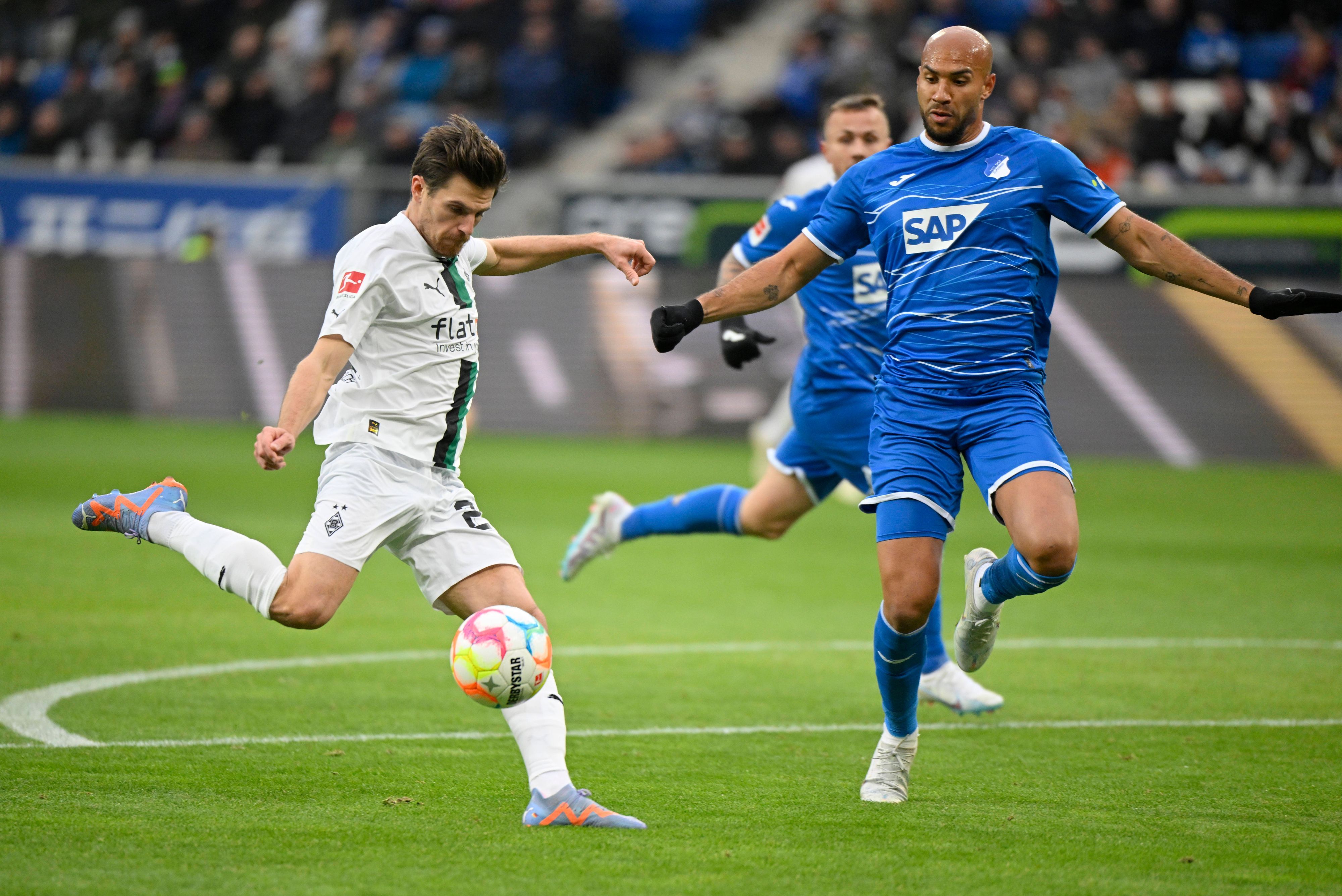 DFB-Nationalspieler Jonas Hofmann von Fußball-Bundesligist Borussia Mönchengladbach trifft am Samstag (28. Januar 2023) in dieser Szene für die Fohlen-Elf bei der TSG Hoffenheim. Hofmann zieht mit rechts ab, Brooks kommt zu spät.