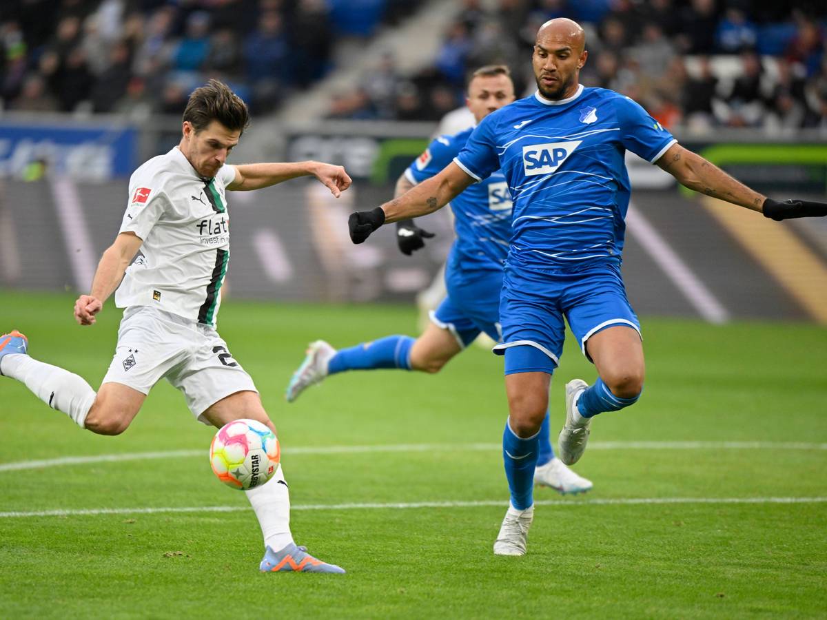 DFB-Nationalspieler Jonas Hofmann von Fußball-Bundesligist Borussia Mönchengladbach trifft am Samstag (28. Januar 2023) in dieser Szene für die Fohlen-Elf bei der TSG Hoffenheim. Hofmann zieht mit rechts ab, Brooks kommt zu spät.