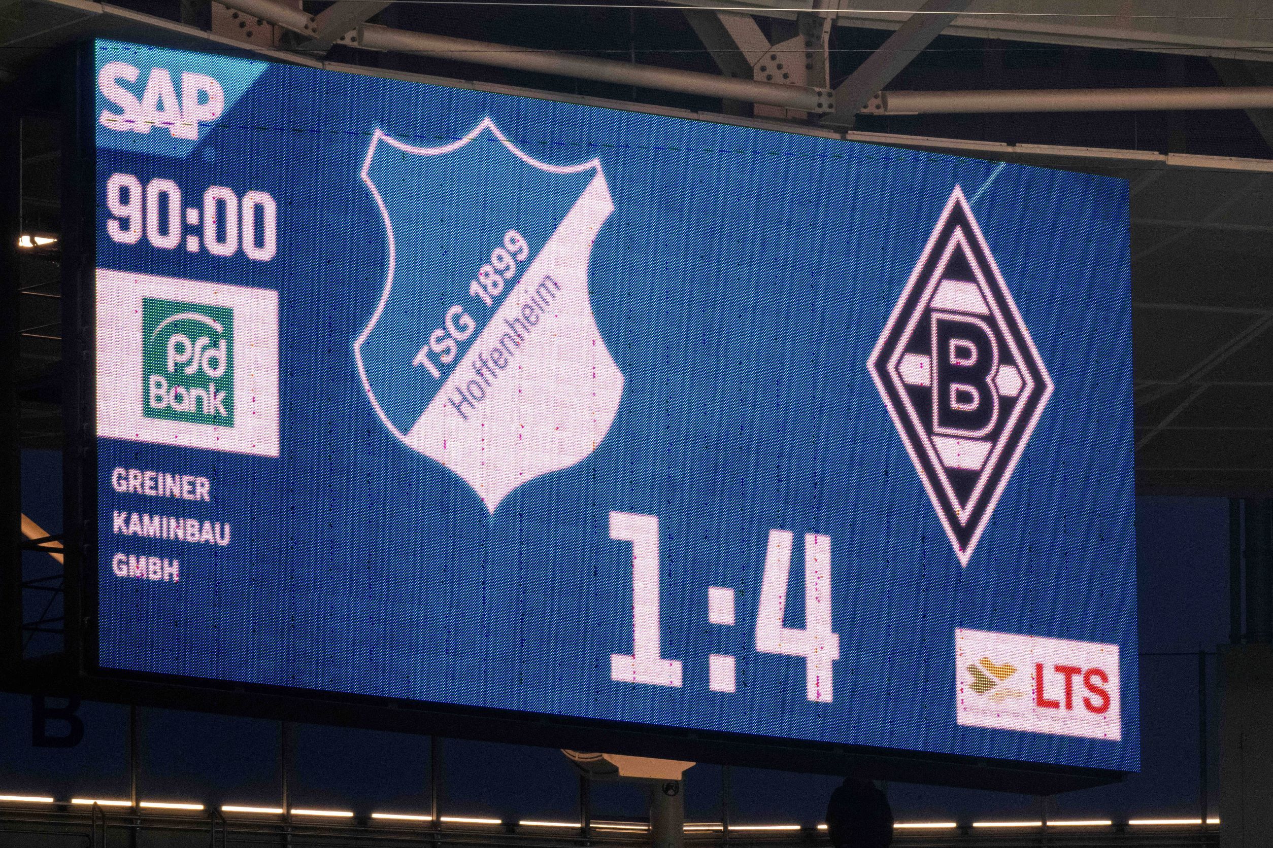 Die Anzeigetafel in der Prezero-Arena in Sinsheim zeigt den Endstand der Bundesliga-Partie TSG Hoffenheim gegen Borussia Mönchengladbach 1:4 am 28. Januar 2023.