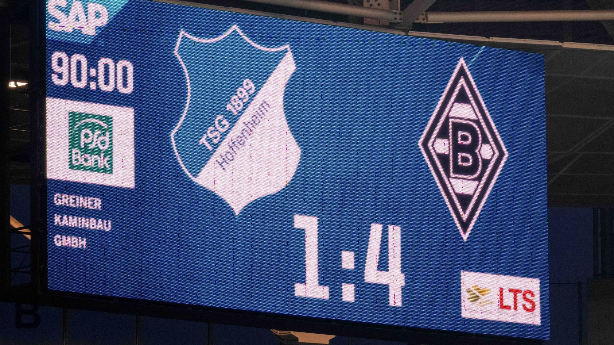Die Anzeigetafel in der Prezero-Arena in Sinsheim zeigt den Endstand der Bundesliga-Partie TSG Hoffenheim gegen Borussia Mönchengladbach 1:4 am 28. Januar 2023.