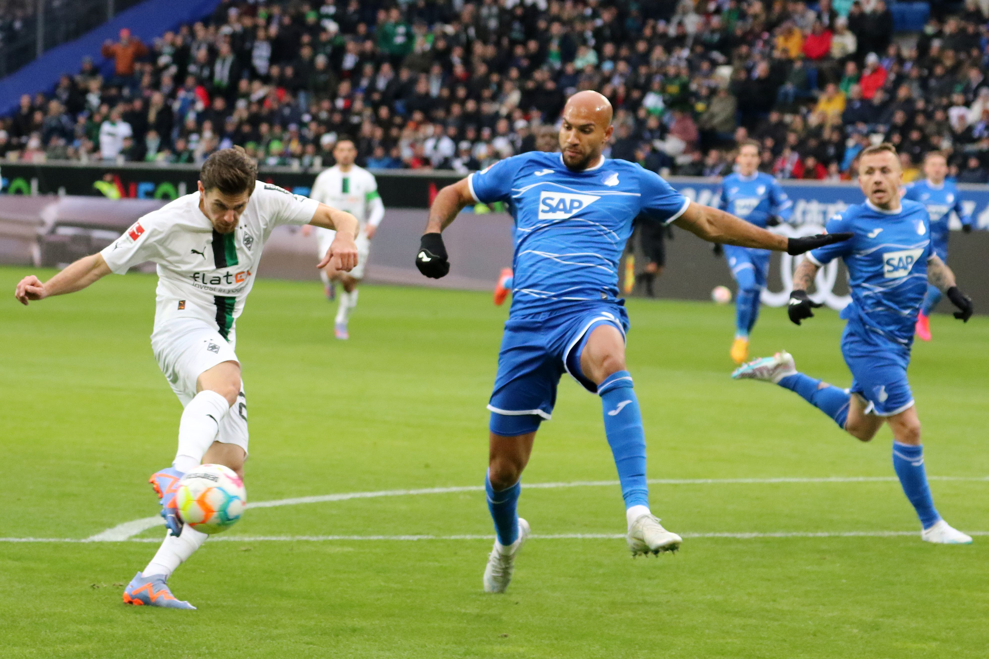 Nicht zu stoppen! Gladbach-Star und DFB-Nationalspieler Jonas Hofmann (l.) trifft in dieser Szene für Borussia Mönchengladbach beim 4:1-Sieg (28. Januar 2023) bei der TSG Hoffenheim. Hofmann zieht mit dem rechten Fuß ab, Brooks kann ihn nicht hindern.