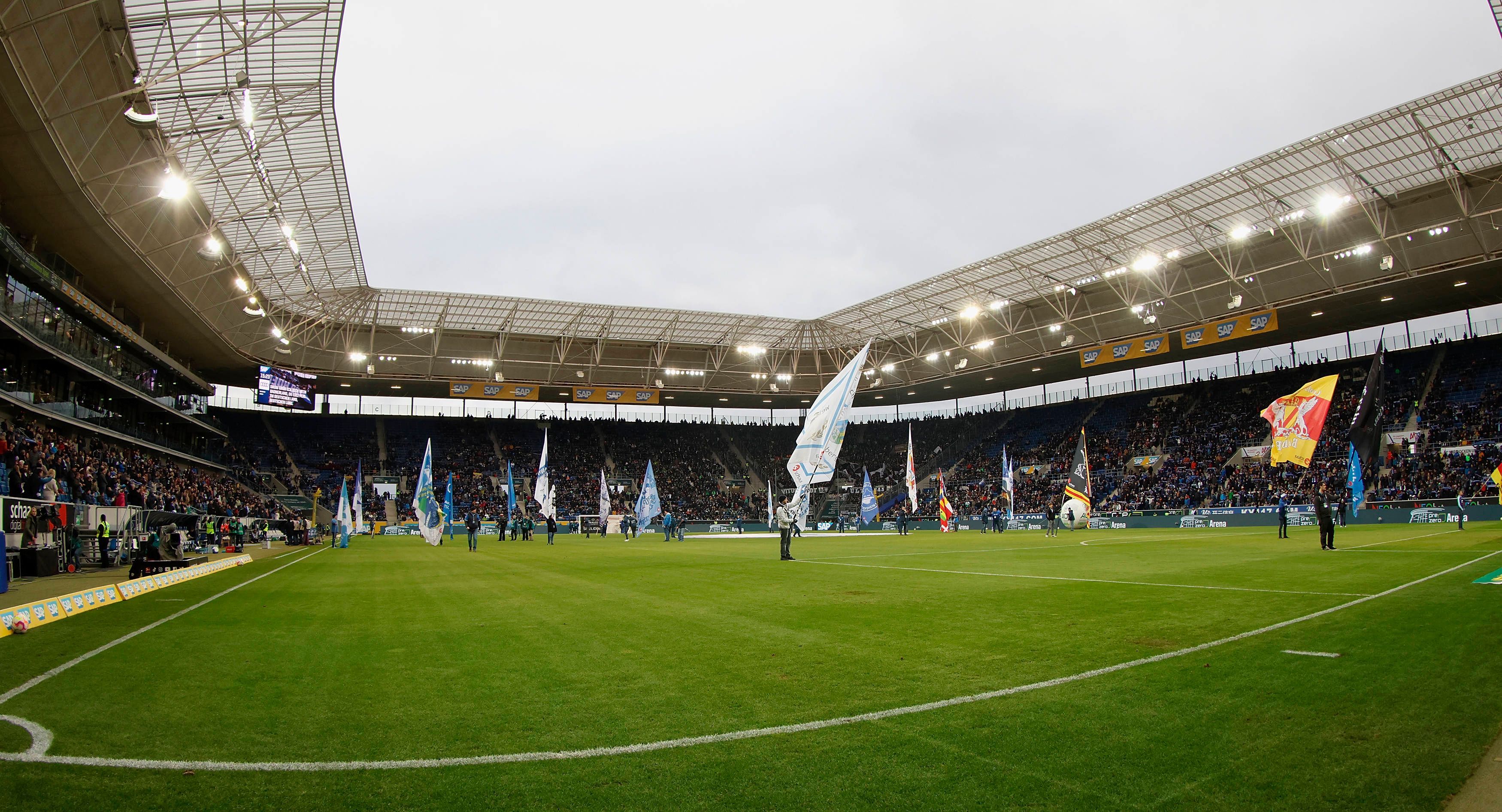 Fahnen in der Arena in Sinsheim. Zu sehen vor der Bundesliga-Partie von Borussia Mönchengladbach am Samstag (28. Januar 2023) bei der TSG Hoffenheim. Fans stehen auf dem Rasen und schwenken Fahnen.