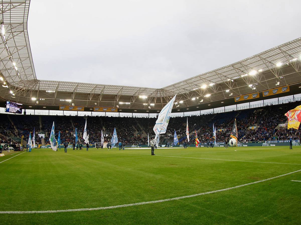 Fahnen in der Arena in Sinsheim. Zu sehen vor der Bundesliga-Partie von Borussia Mönchengladbach am Samstag (28. Januar 2023) bei der TSG Hoffenheim. Fans stehen auf dem Rasen und schwenken Fahnen.