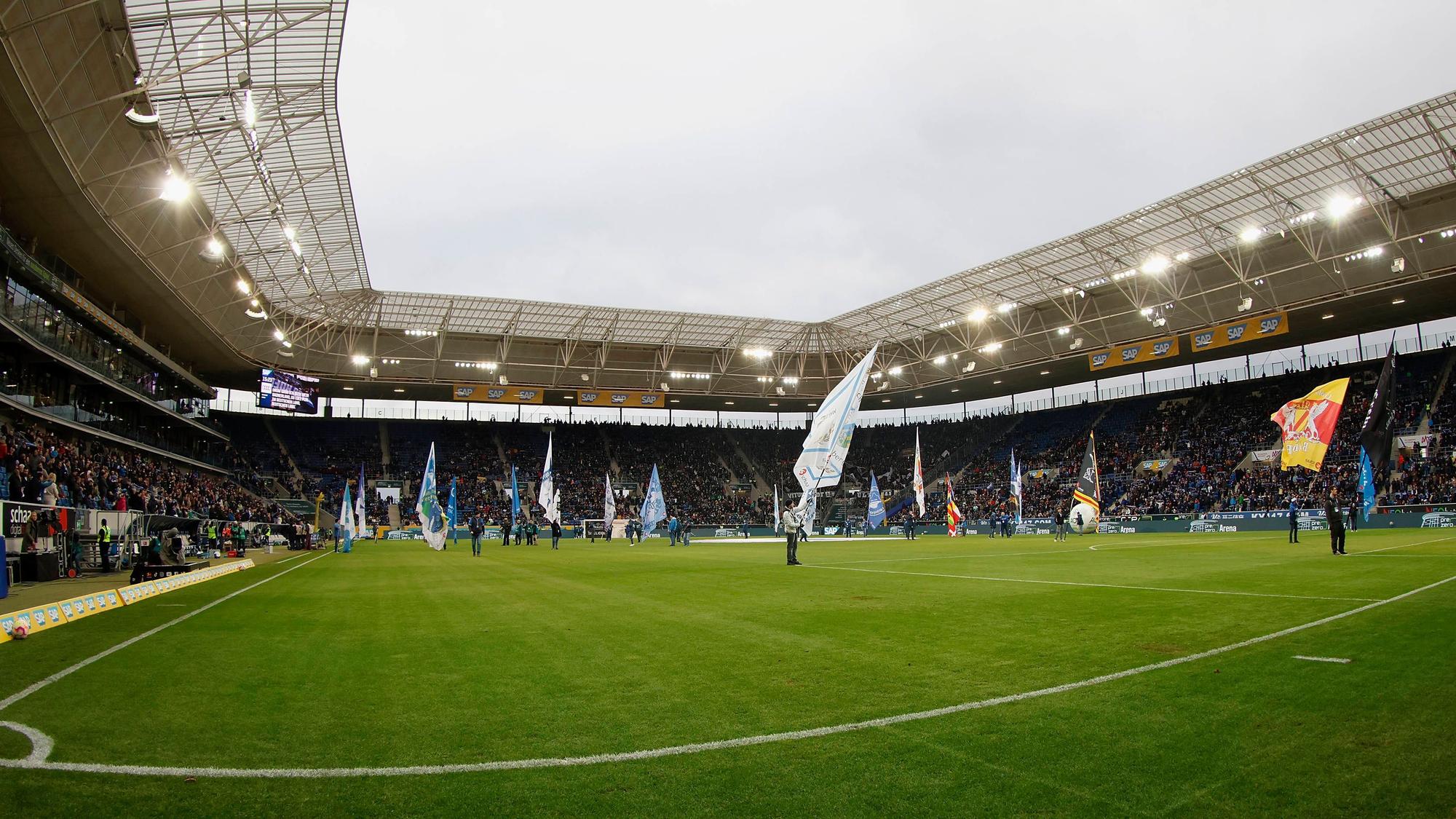 Fahnen in der Arena in Sinsheim. Zu sehen vor der Bundesliga-Partie von Borussia Mönchengladbach am Samstag (28. Januar 2023) bei der TSG Hoffenheim. Fans stehen auf dem Rasen und schwenken Fahnen.