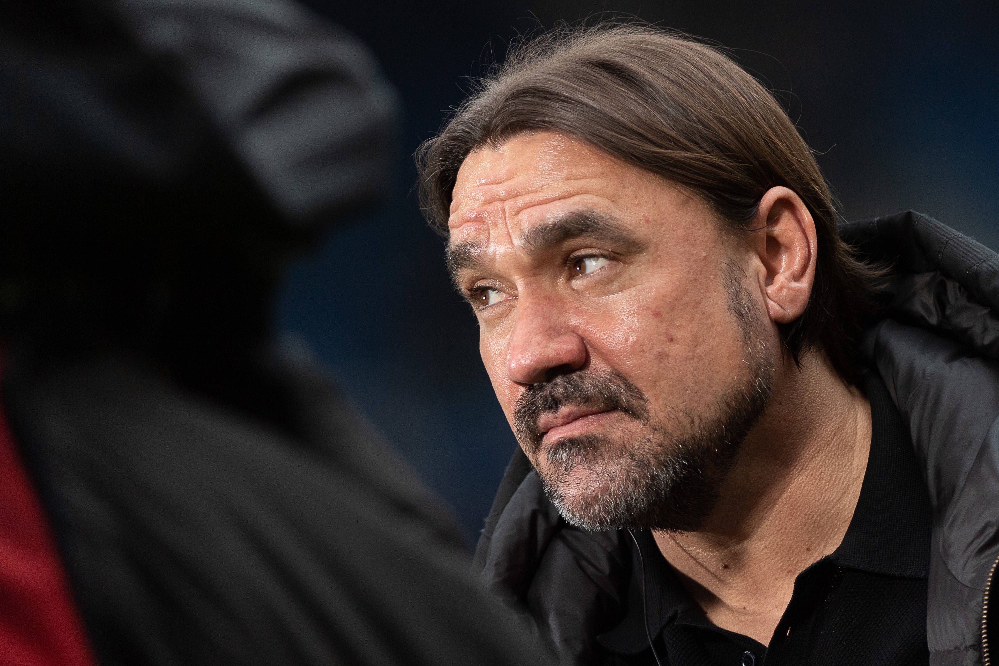 Daniel Farke, Cheftrainer von Borussia Mönchengladbach, hier zu sehen während des Bundesliga-Sieges (4:1) seiner Fohlen-Elf bei der TSG Hoffenheim. Farke schaut, leicht lächelnd, nach rechts in der Sinsheimer Arena.