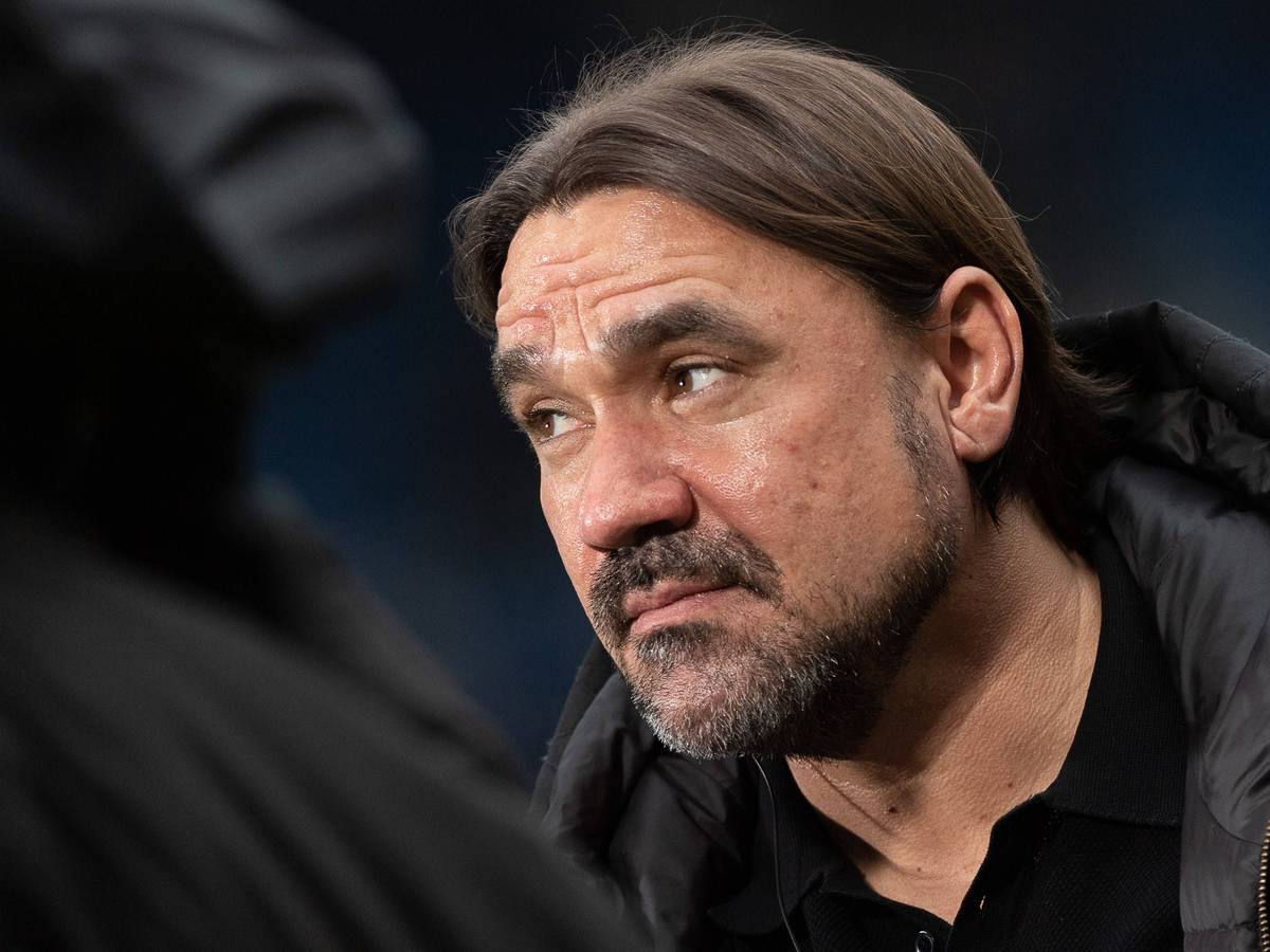 Daniel Farke, Cheftrainer von Borussia Mönchengladbach, hier zu sehen während des Bundesliga-Sieges (4:1) seiner Fohlen-Elf bei der TSG Hoffenheim. Farke schaut, leicht lächelnd, nach rechts in der Sinsheimer Arena.