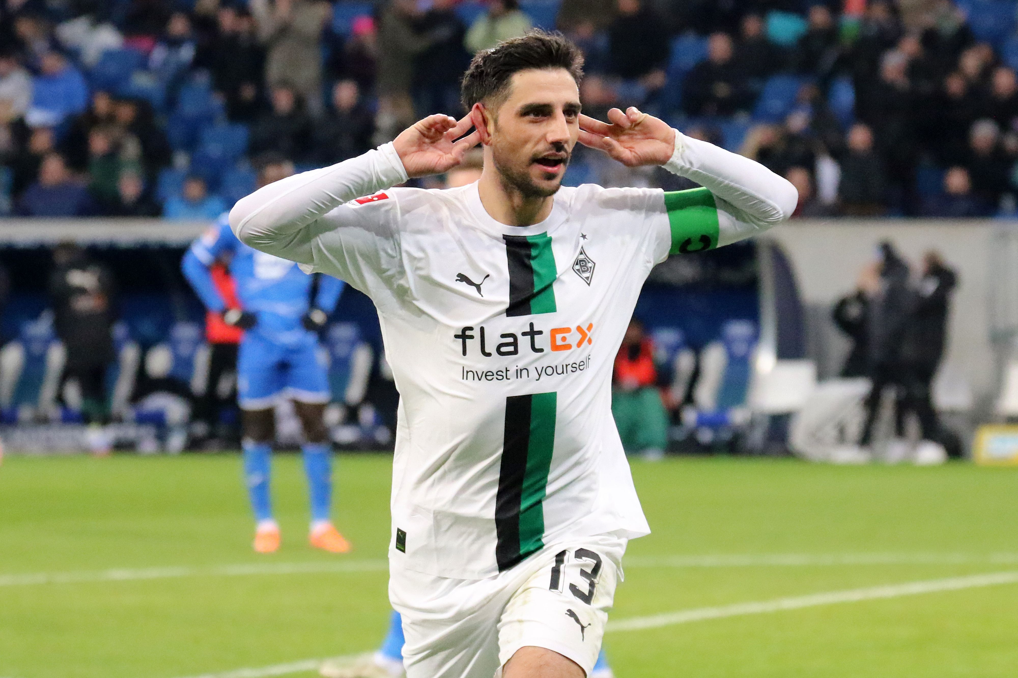 Lars Stindl ist Kapitän bei Borussia Mönchengladbach und hat beim Bundesliga-Duell bei der TSG Hoffenheim (29. Januar 2023) eine starke Leistung gezeigt. Auf diesem Foto macht Stindl in der Sinsheimer Arena eine Geste, er hält beide Hände jeweils an seine Ohren.