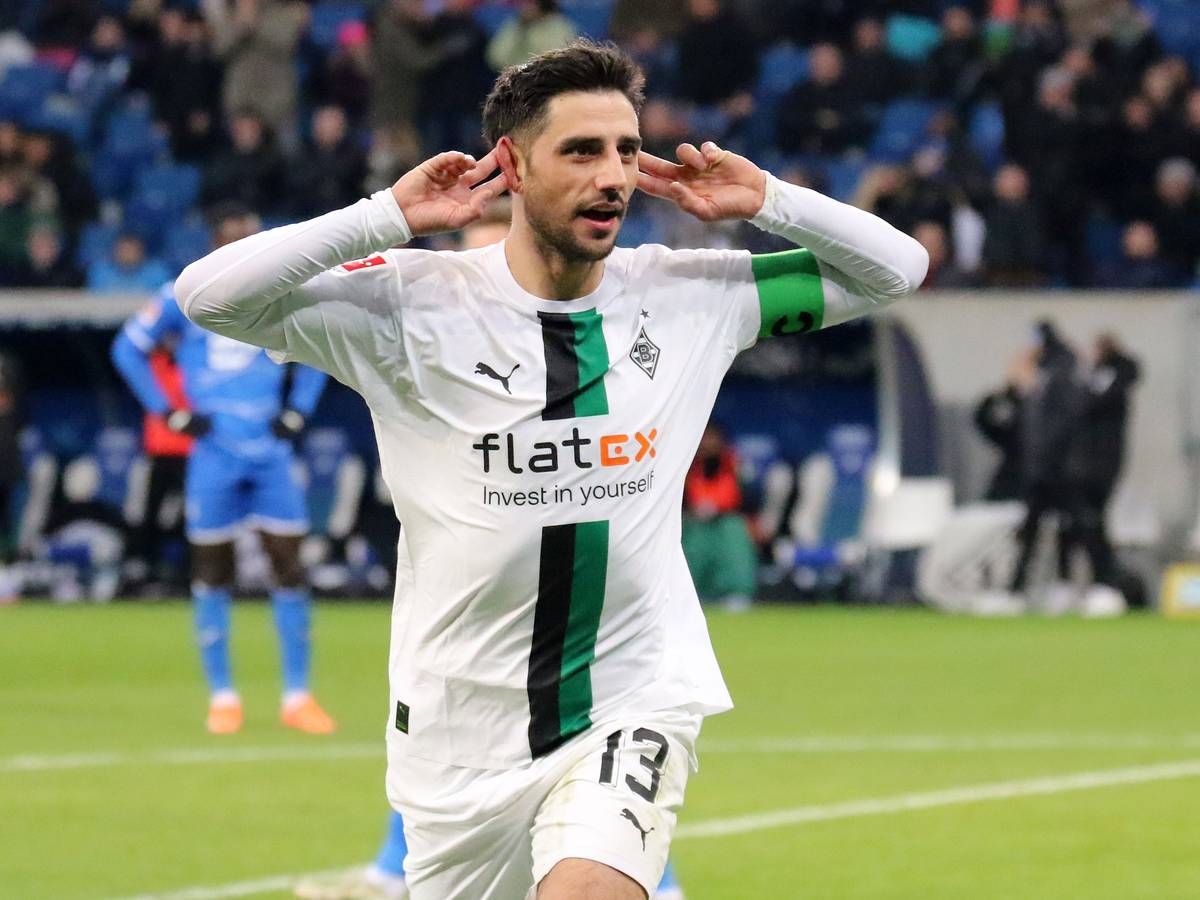 Lars Stindl ist Kapitän bei Borussia Mönchengladbach und hat beim Bundesliga-Duell bei der TSG Hoffenheim (29. Januar 2023) eine starke Leistung gezeigt. Auf diesem Foto macht Stindl in der Sinsheimer Arena eine Geste, er hält beide Hände jeweils an seine Ohren.