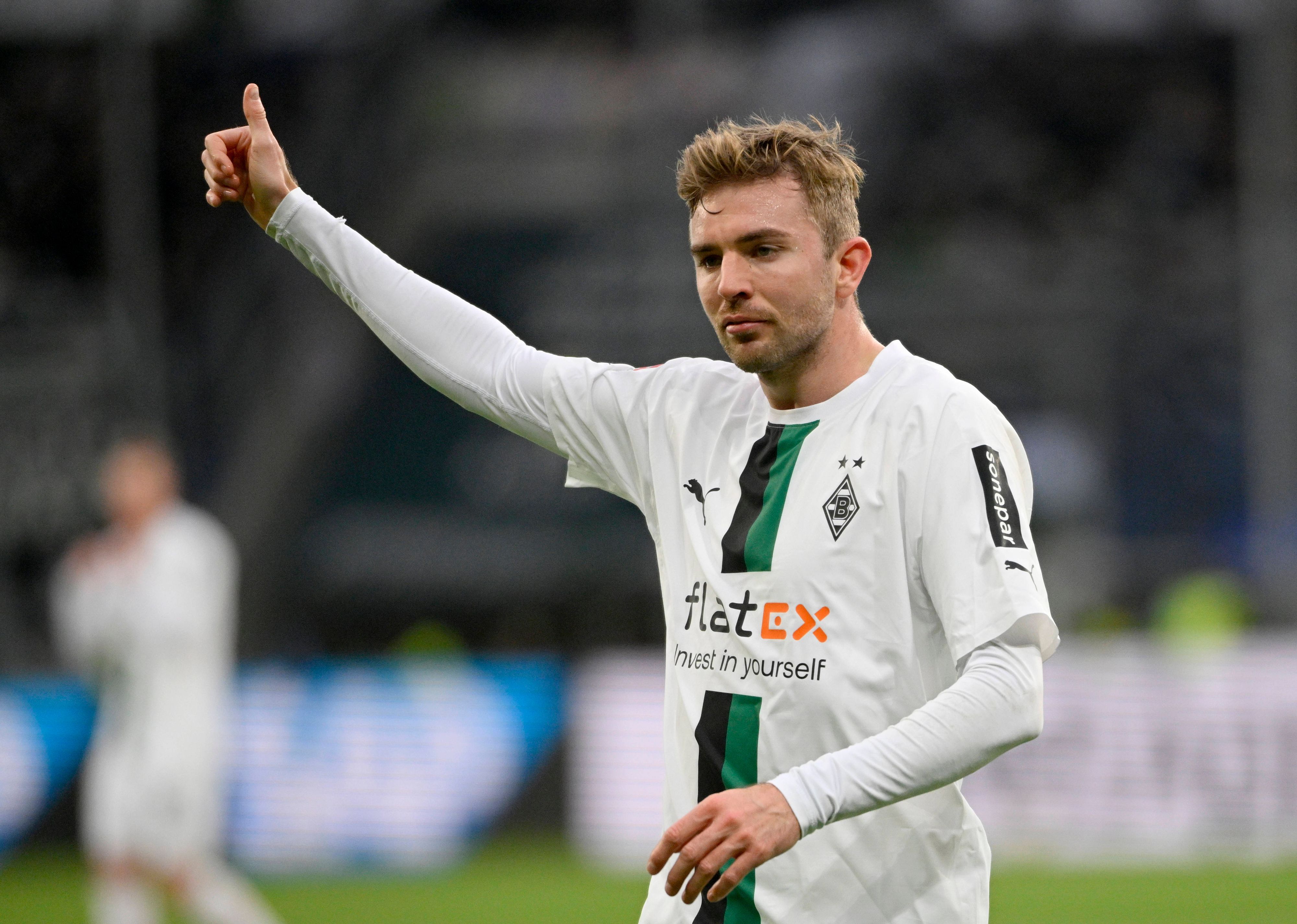 Daumen hoch! Weltmeister Christoph Kramer von Borussia Mönchengladbach hat auch beim Bundesliga-Duell bei der TSG Hoffenheim (29. Januar 2023) in der Sinsheimer Arena einiges einstecken müssen. Kramer macht mit seinem rechten Arm eine Geste.