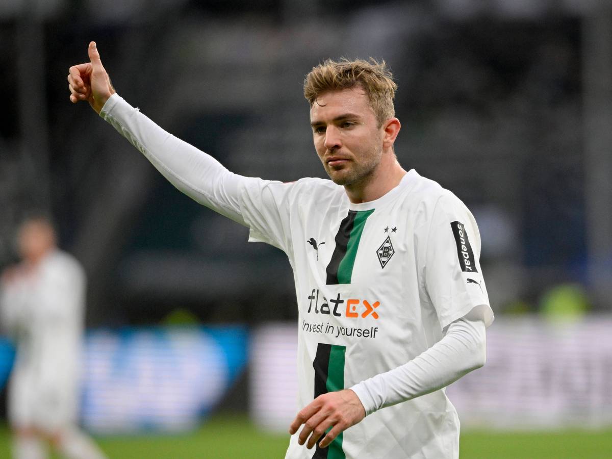Daumen hoch! Weltmeister Christoph Kramer von Borussia Mönchengladbach hat auch beim Bundesliga-Duell bei der TSG Hoffenheim (29. Januar 2023) in der Sinsheimer Arena einiges einstecken müssen. Kramer macht mit seinem rechten Arm eine Geste.