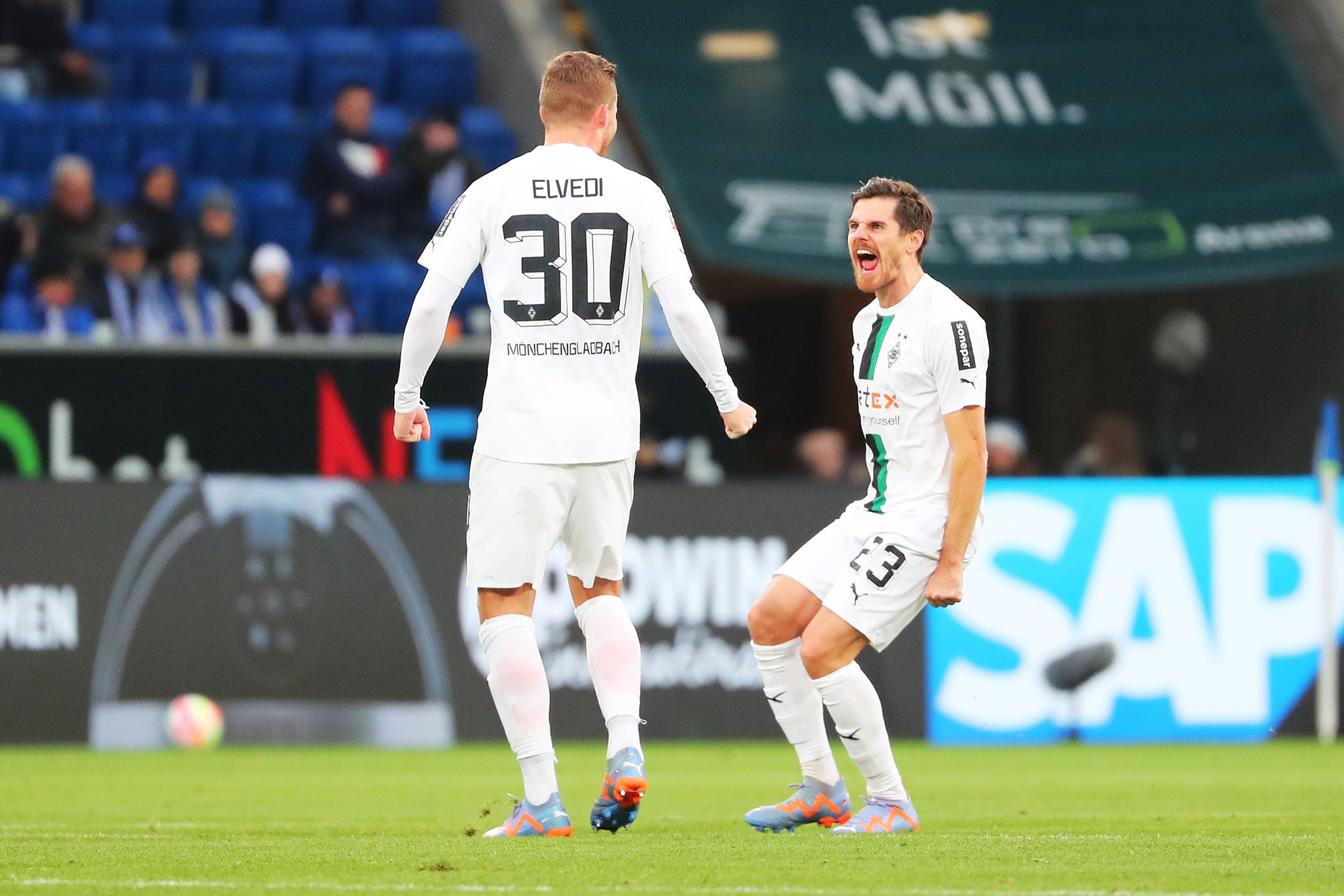 Jonas Hofmann (r.) von Borussia Mönchengladbach, hier beim Jubel mit Nico Elvedi (l.) beim Match in Hoffenheim am 28. Januar 2023. Er schreit dabei und geht etwas in die Knie.