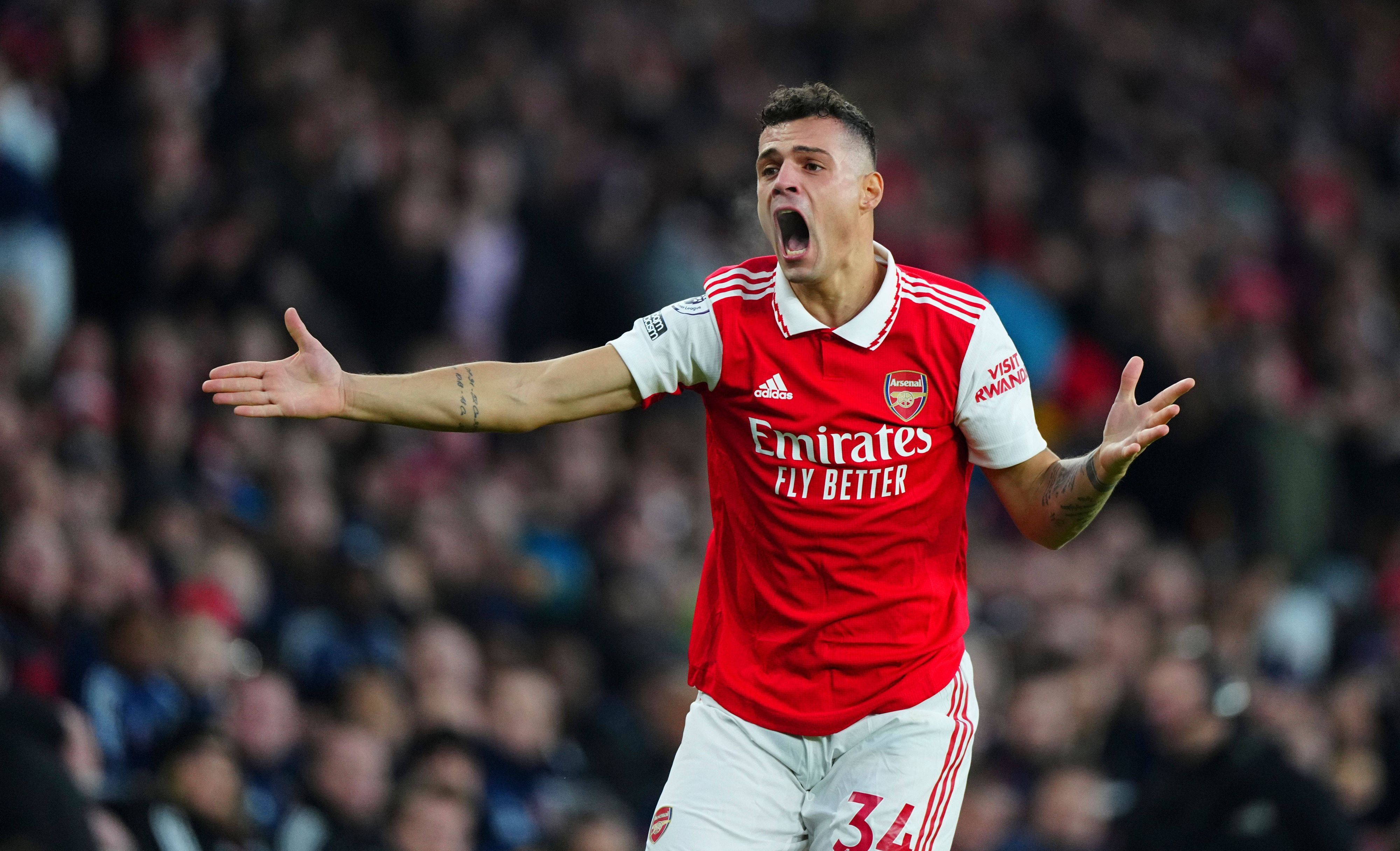 Granit Xhaka, ehemaliger Spieler von Borussia Mönchengladbach, hier am 22. Januar 2023 beim Match zwischen Arsenal und Manchester United schreiend und wild gestikulierend im roten Trikot mit weißer Hose.