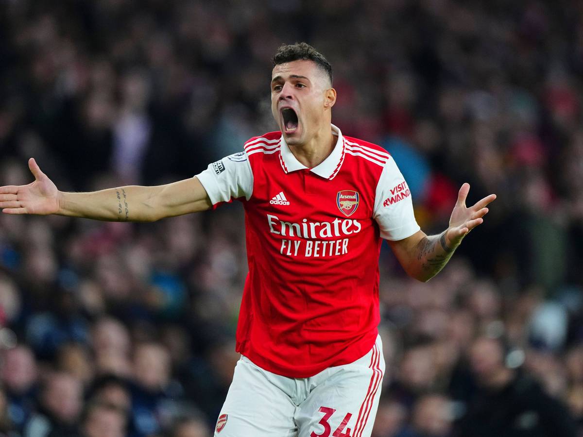 Granit Xhaka, ehemaliger Spieler von Borussia Mönchengladbach, hier am 22. Januar 2023 beim Match zwischen Arsenal und Manchester United schreiend und wild gestikulierend im roten Trikot mit weißer Hose.