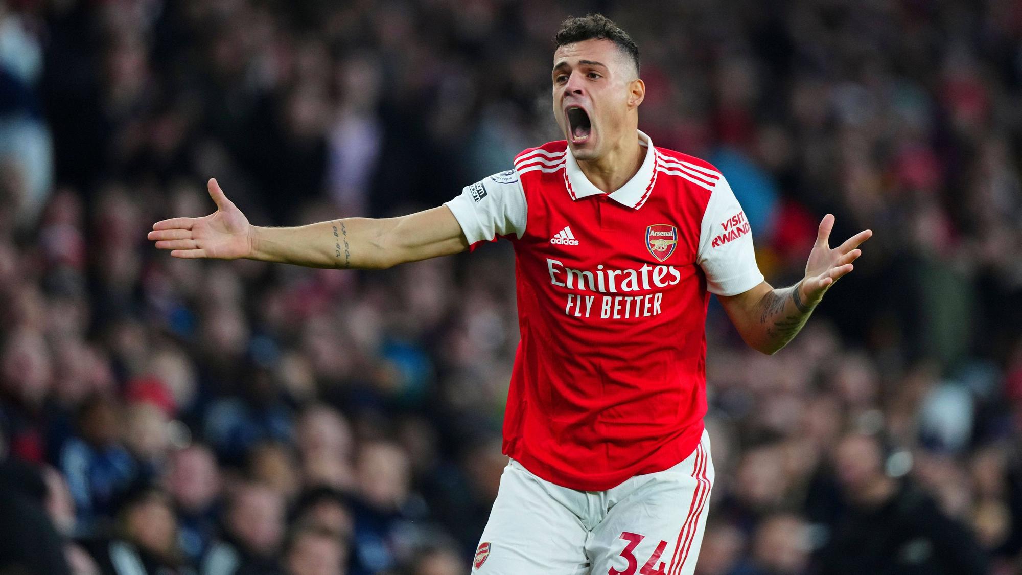 Granit Xhaka, ehemaliger Spieler von Borussia Mönchengladbach, hier am 22. Januar 2023 beim Match zwischen Arsenal und Manchester United schreiend und wild gestikulierend im roten Trikot mit weißer Hose.