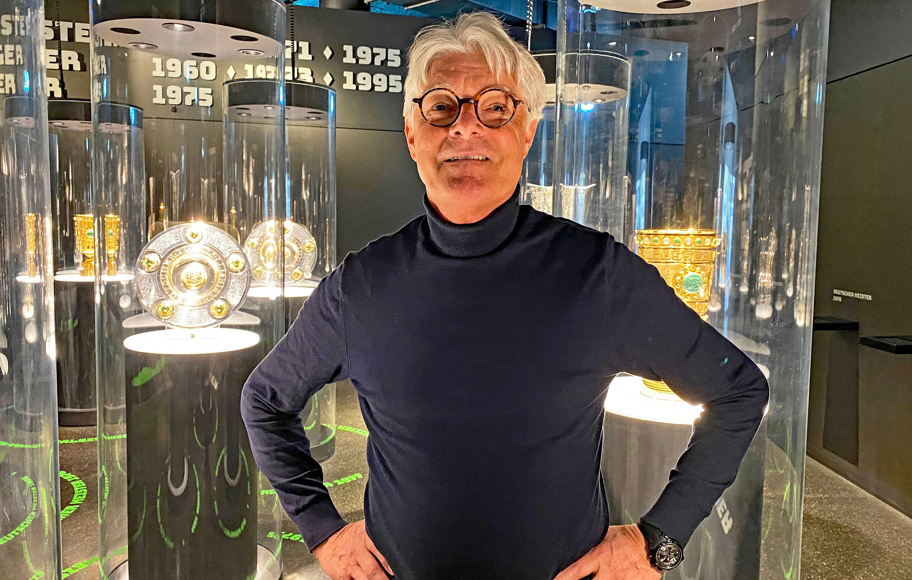 Elmar Kreuels ist bei Borussia Mönchengladbach für die Traditionspflege verantwortlich, auf diesem Foto ist er im Museum des Fußball-Bundesligisten, in der Fohlenwelt, zu sehen. Kreuels steht vor mehreren Vitrinen, in denen Titel und Pokale zu sehen sind, welche die Borussia bislang hat gewinnen können.