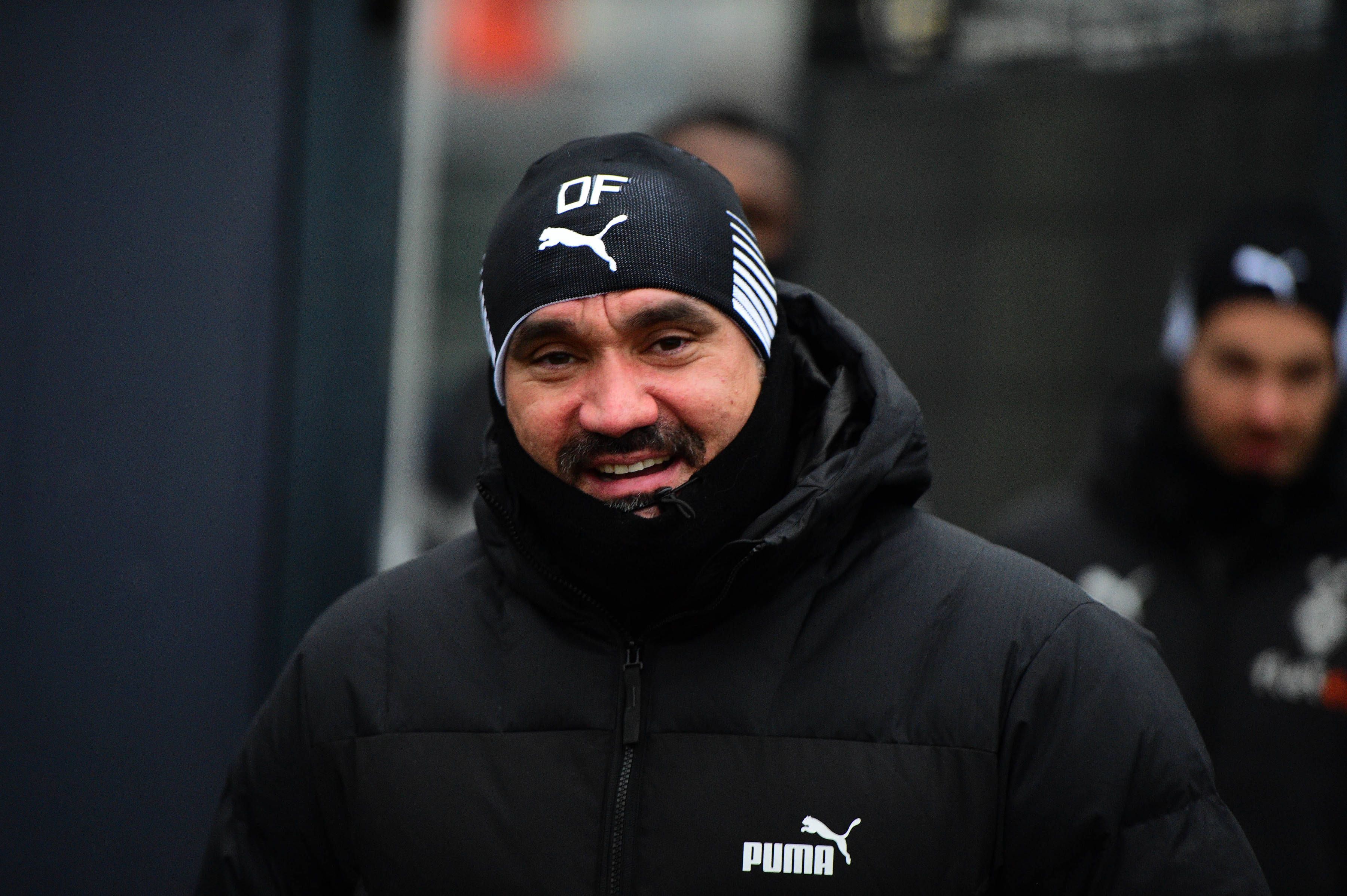 Gladbach-Trainer Daniel Farke hat sich warm angezogen zur Trainingseinheit der Fohlen am Dienstag (31. Januar 2023) im Borussia-Park. Farke trägt eine Mütze und eine dicke Winterjacke.