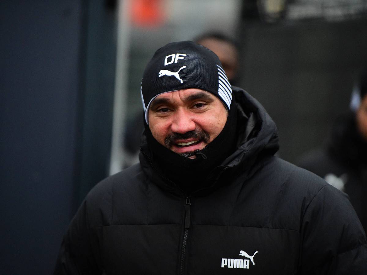 Gladbach-Trainer Daniel Farke hat sich warm angezogen zur Trainingseinheit der Fohlen am Dienstag (31. Januar 2023) im Borussia-Park. Farke trägt eine Mütze und eine dicke Winterjacke.