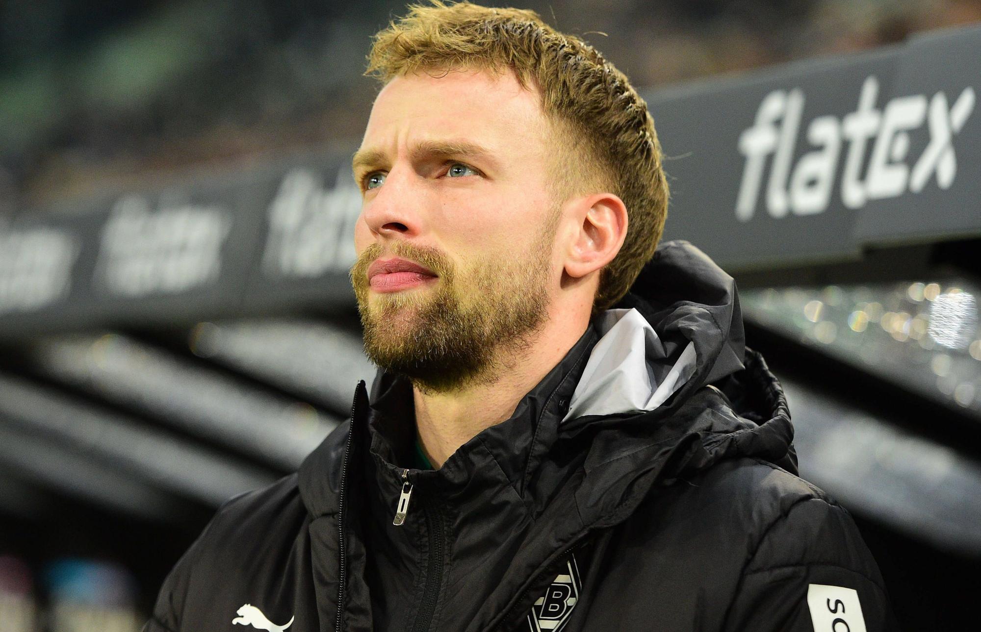 Gladbach-Verteidiger Marvin Friedrich, hier zu sehen am 22. Januar 2023 im Borussia-Park. Friedrich trägt Trainingskluft und blickt von der Bank Richtung Spielfeld.