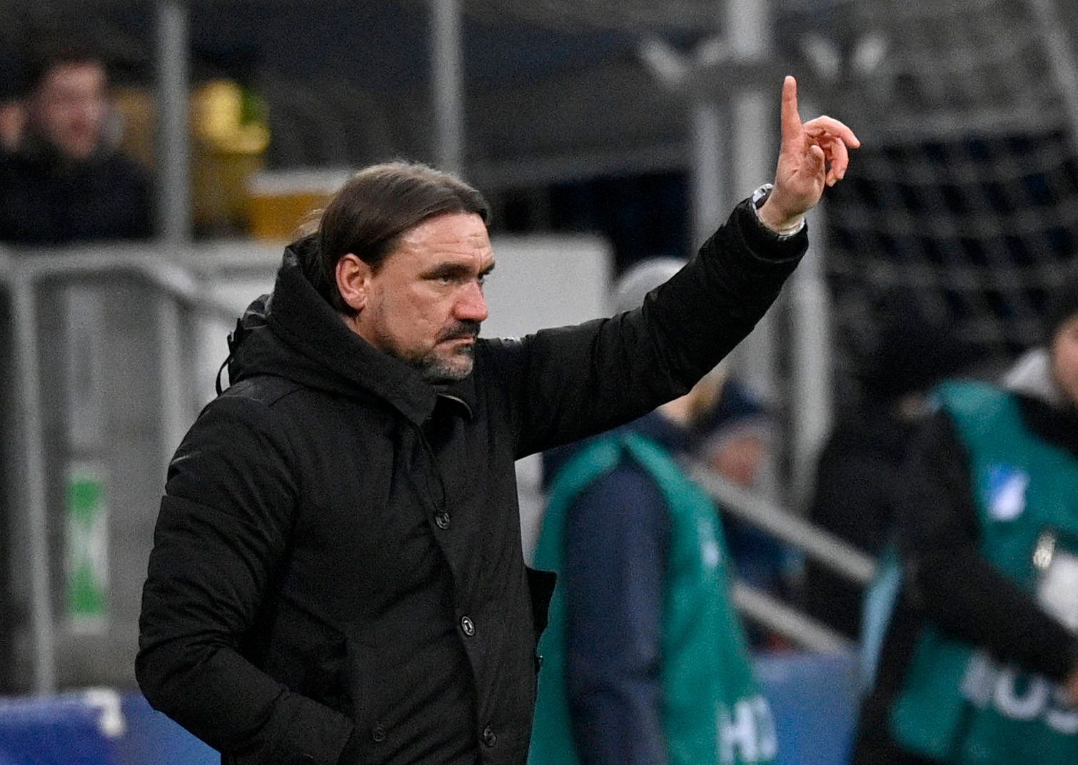 Trainer Daniel Farke von Fußball-Bundesligist Borussia Mönchengladbach. Hier macht der 46-Jährige während des Bundesliga-Duells bei der TSG Hoffenheim (28. Januar 2023) eine Geste an der Seitenlinie. Farke zeigt mit dem Finger nach oben.