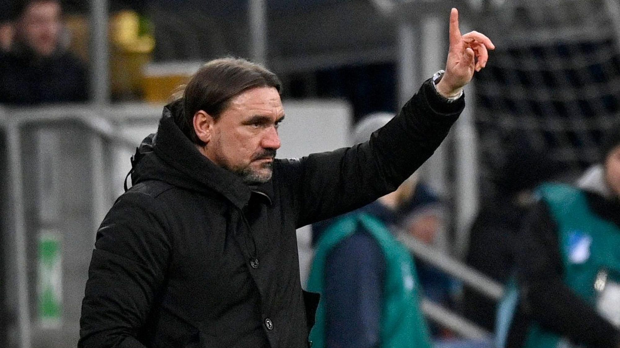 Trainer Daniel Farke von Fußball-Bundesligist Borussia Mönchengladbach. Hier macht der 46-Jährige während des Bundesliga-Duells bei der TSG Hoffenheim (28. Januar 2023) eine Geste an der Seitenlinie. Farke zeigt mit dem Finger nach oben.