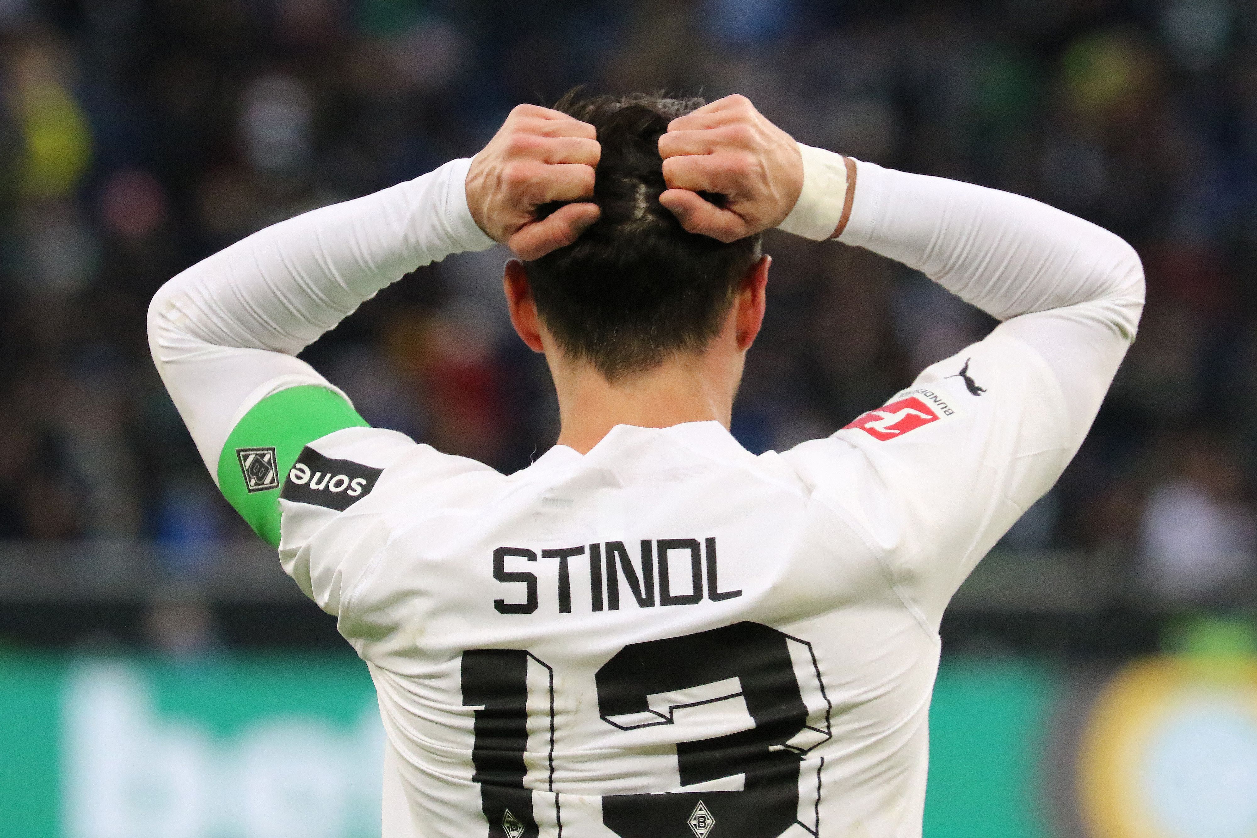 Lars Stindl ist Kapitän von Borussia Mönchengladbach, hat beim Fußball-Bundesligisten jedoch bislang seinen im Sommer auslaufenden Vertrag nicht verlängert. Hier ist er am 28. Januar 2023 während der Bundesligapartie bei der TSG Hoffenheim zu sehen. Stindl ist von hinten fotografiert worden, er rauft sich die Haare, zu sehen sind zudem seinen Rückennummer 13, die Kapitänsbinde am linken Arm und sein Namensaufdruck auf dem Trikot.