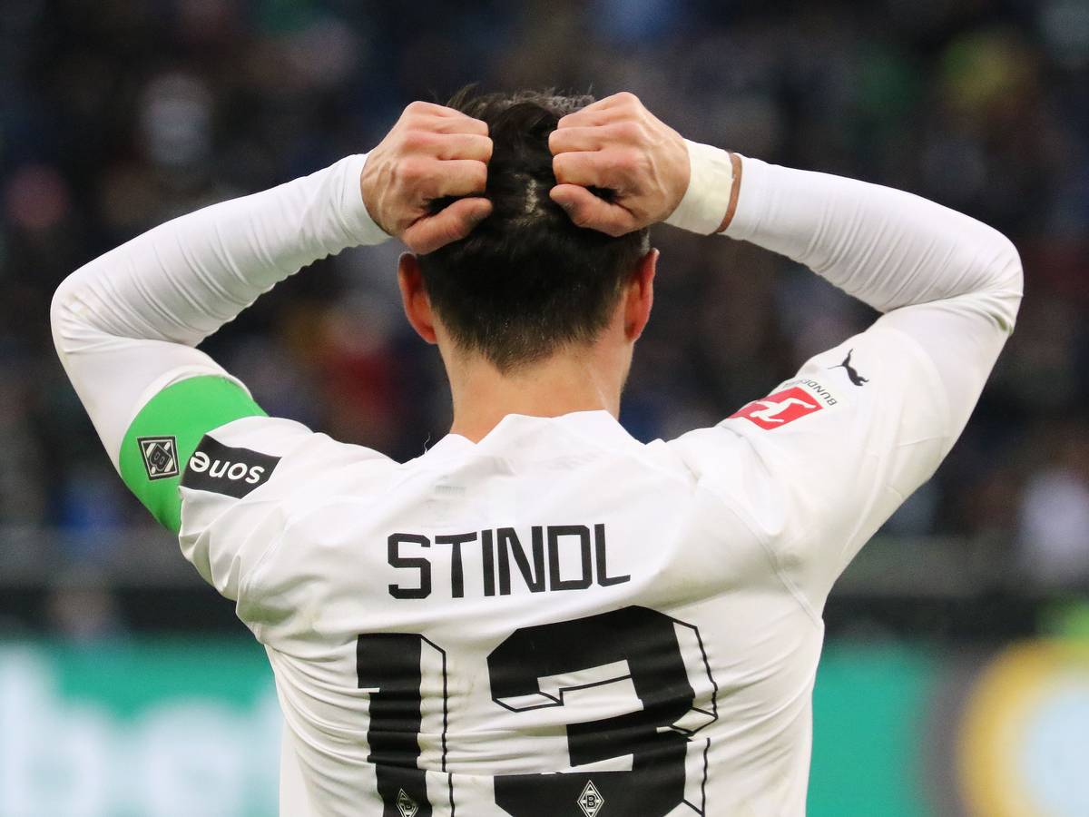 Lars Stindl ist Kapitän von Borussia Mönchengladbach, hat beim Fußball-Bundesligisten jedoch bislang seinen im Sommer auslaufenden Vertrag nicht verlängert. Hier ist er am 28. Januar 2023 während der Bundesligapartie bei der TSG Hoffenheim zu sehen. Stindl ist von hinten fotografiert worden, er rauft sich die Haare, zu sehen sind zudem seinen Rückennummer 13, die Kapitänsbinde am linken Arm und sein Namensaufdruck auf dem Trikot.
