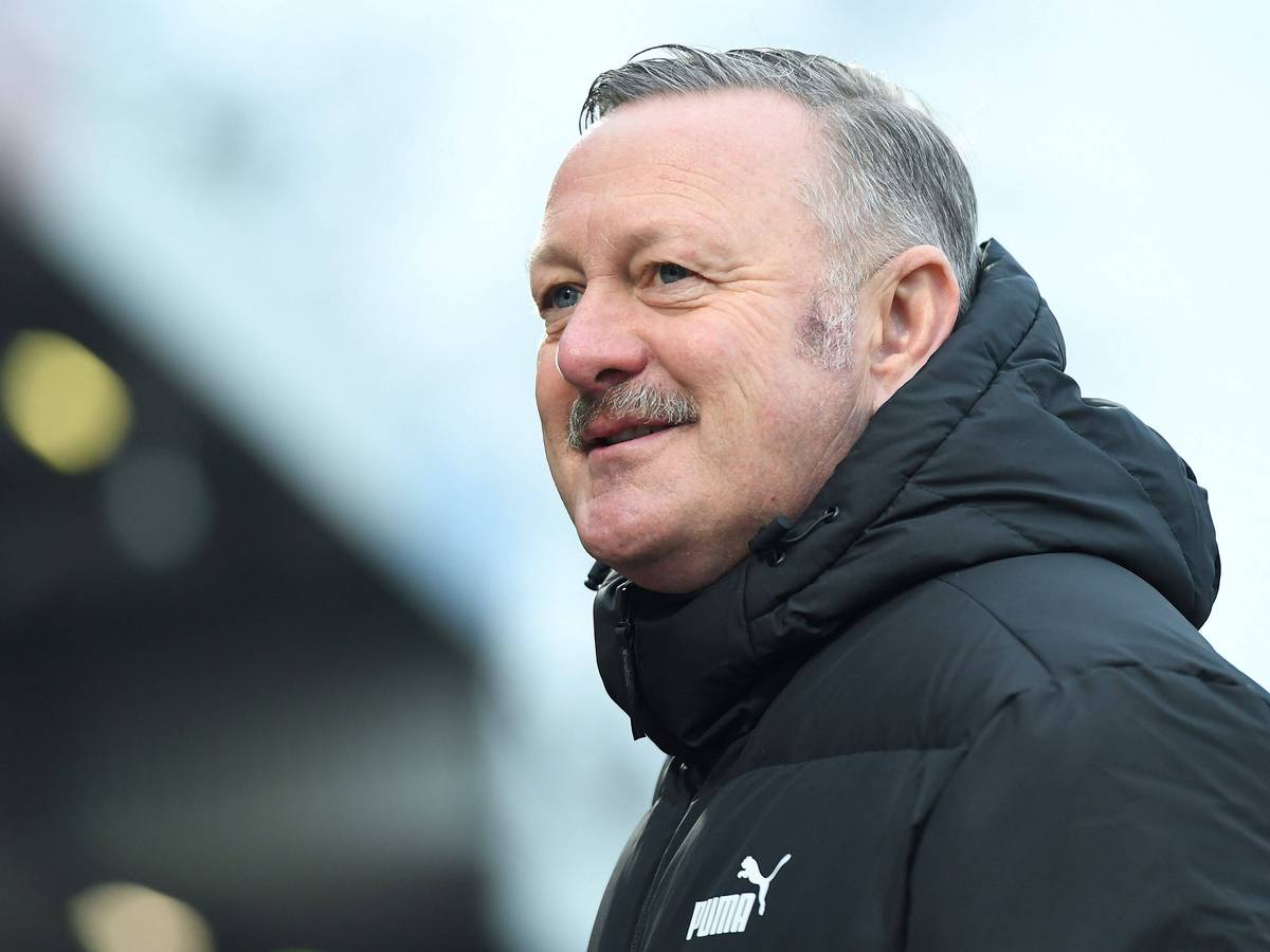 Roland Virkus ist Sportdirektor bei Borussia Mönchengladbach. Dieses Foto zeigt den 56-Jährigen am 3. Dezember 2022 im Stadion Niederrhein in Oberhausen. Virkus lächelt und blickt zur Seite.