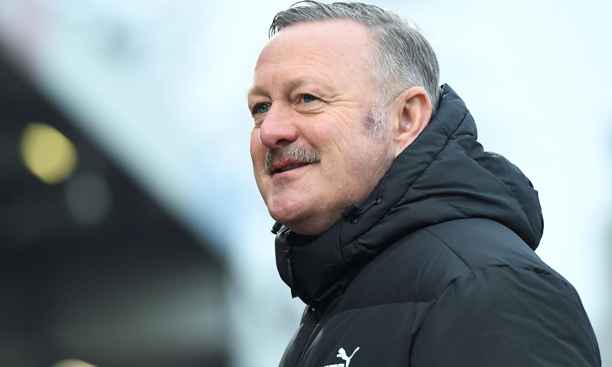 Roland Virkus ist Sportdirektor bei Borussia Mönchengladbach. Dieses Foto zeigt den 56-Jährigen am 3. Dezember 2022 im Stadion Niederrhein in Oberhausen. Virkus lächelt und blickt zur Seite.