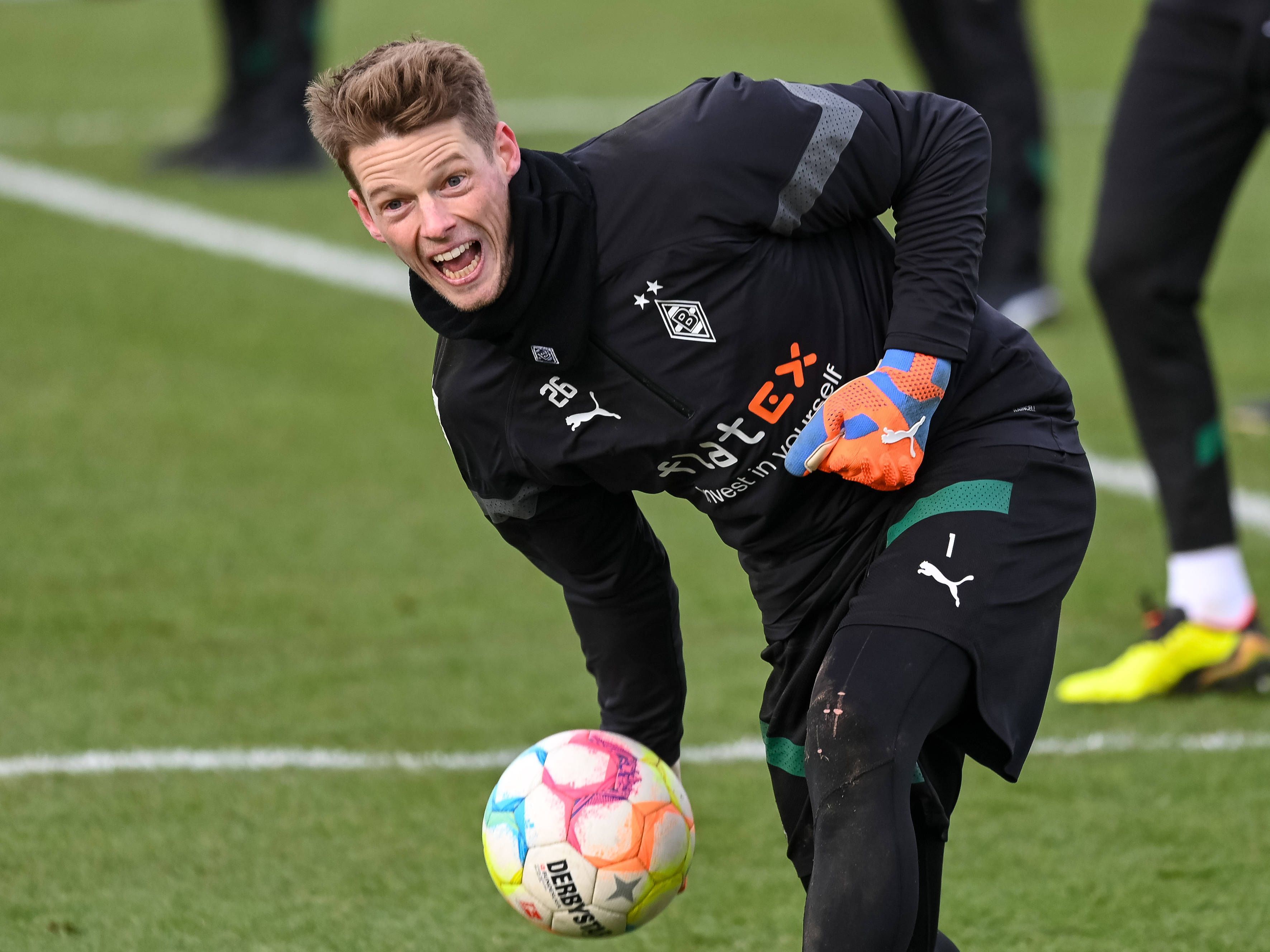 Torhüter Jonas Omlin wirft am 1. Februar 2023 im Training von Borussia Mönchengladbach einen Ball. Omlin trägt schwarze Trainingskleidung von Borussia.