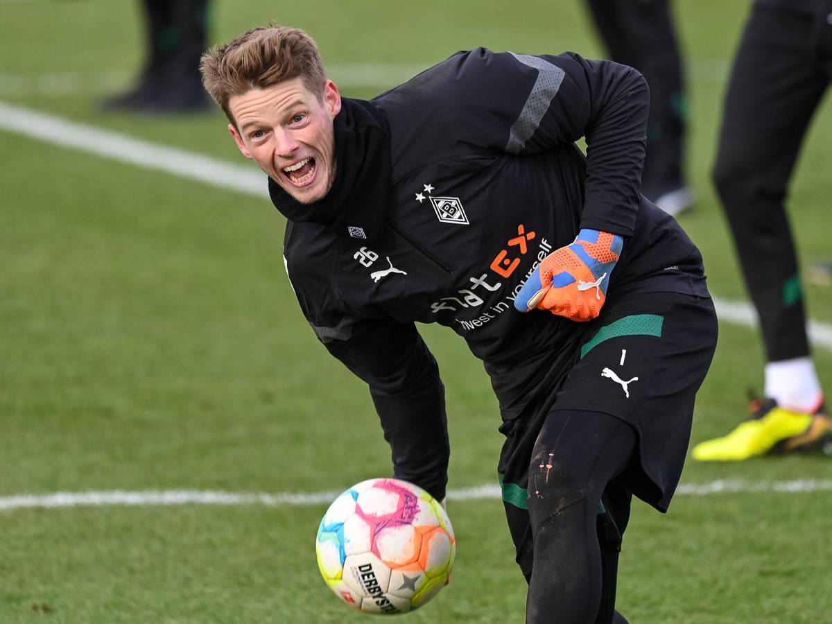 Torhüter Jonas Omlin wirft am 1. Februar 2023 im Training von Borussia Mönchengladbach einen Ball. Omlin trägt schwarze Trainingskleidung von Borussia.