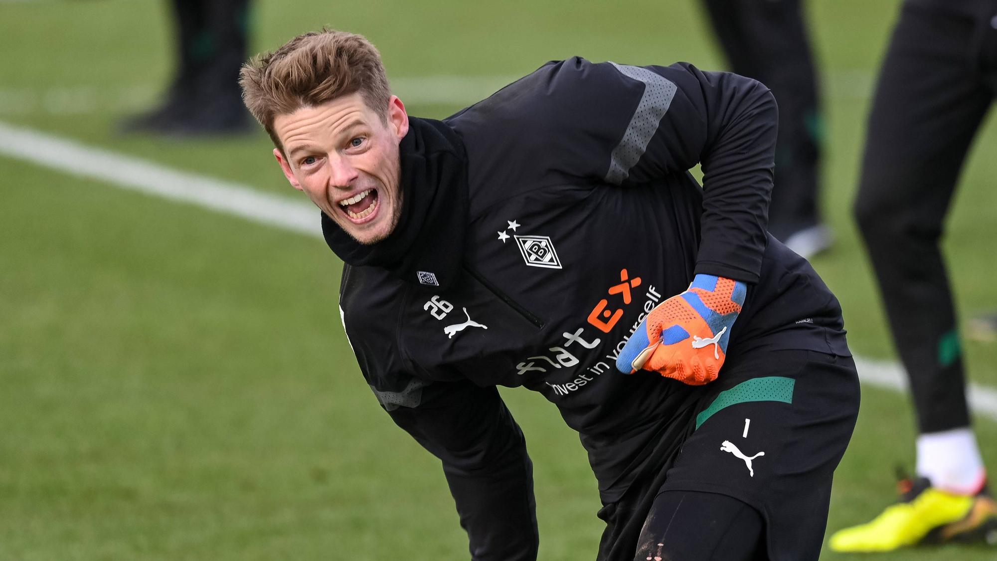 Torhüter Jonas Omlin wirft am 1. Februar 2023 im Training von Borussia Mönchengladbach einen Ball. Omlin trägt schwarze Trainingskleidung von Borussia.