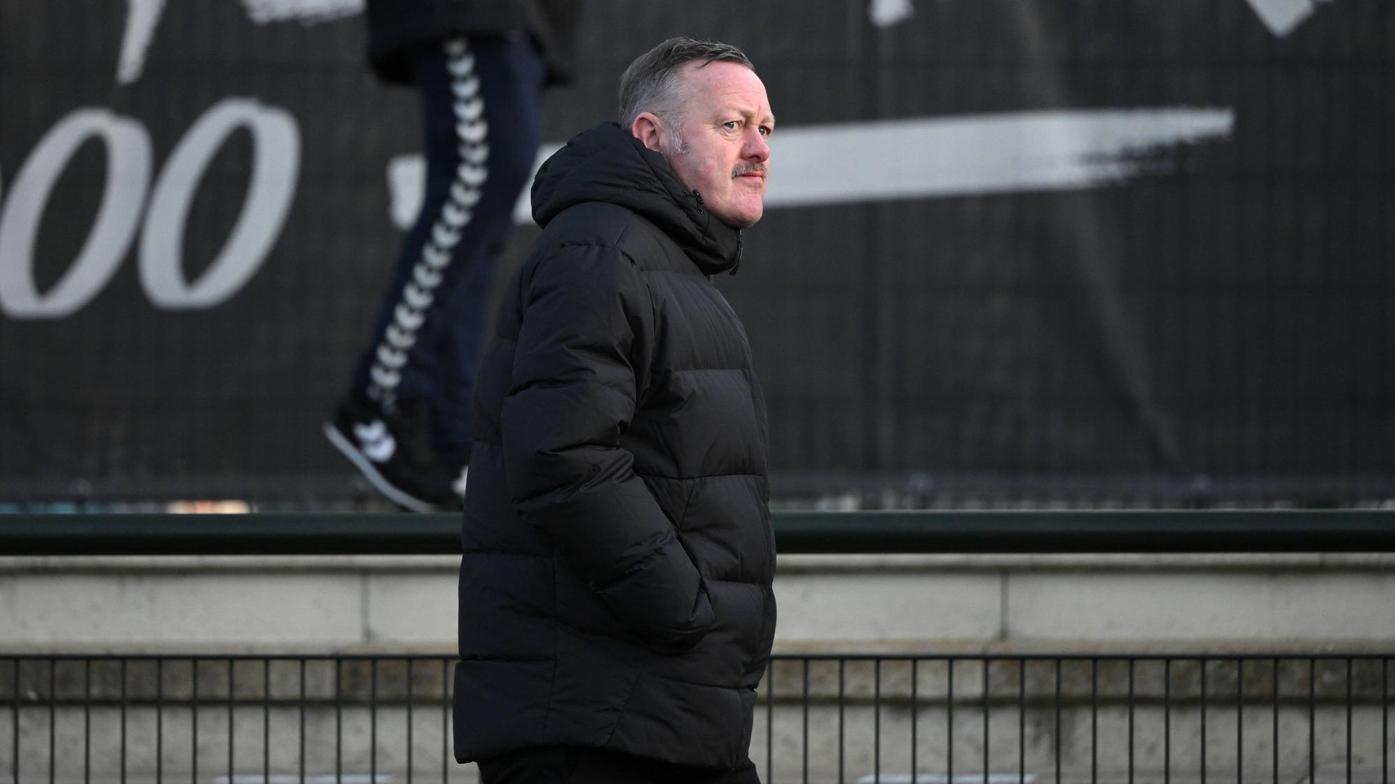 Roland Virkus geht am 7. Januar 2023 am Spielfeldrand des Fohlenplatz von Borussia Mönchengladbach entlang. Der Sportdirektor von Borussia Mönchengladbach trägt eine schwarze Winterjacke.