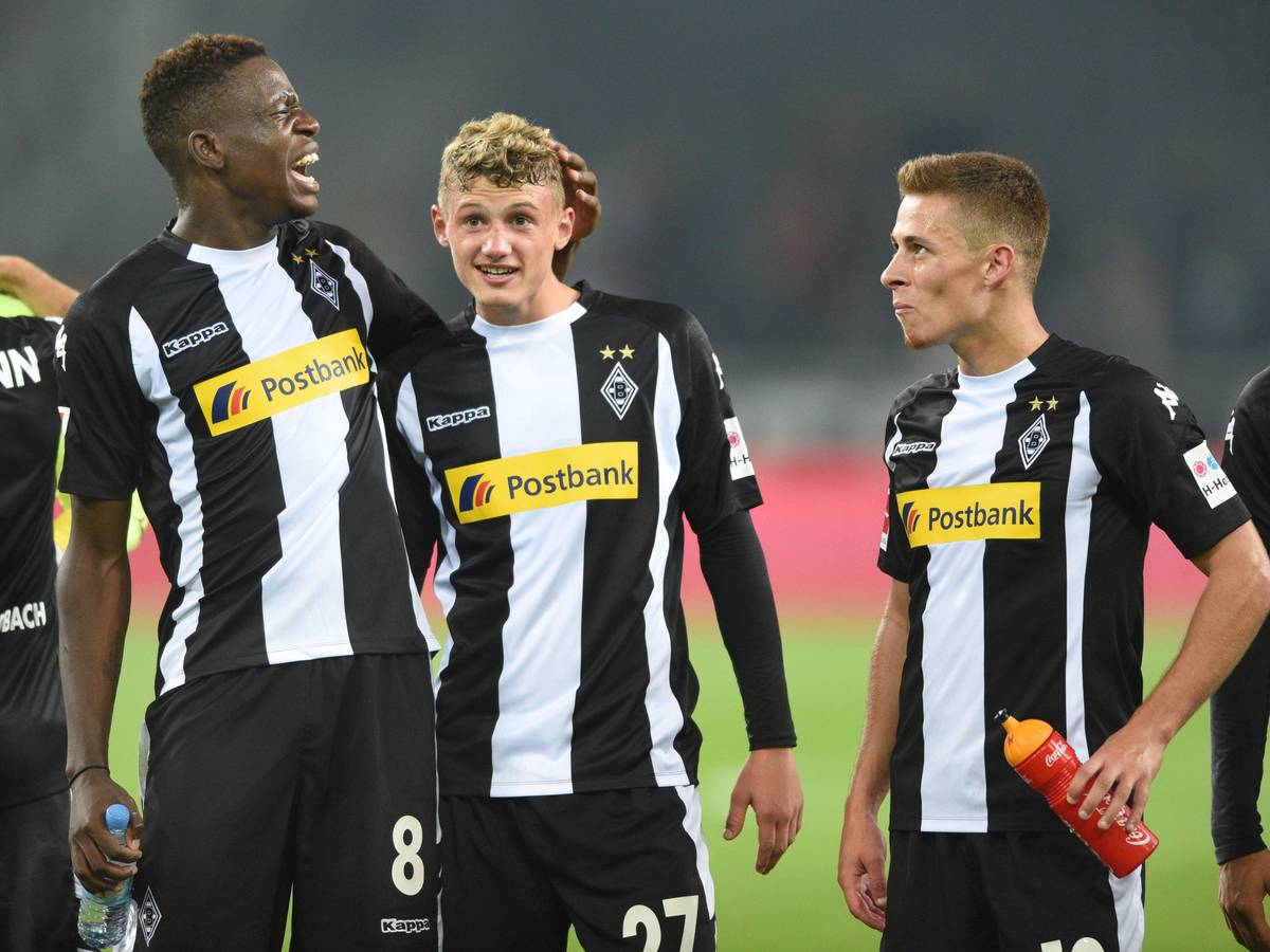 Denis Zakaria (l.), Michael Cuisance (M.) und Thorgan Hazard stehen nach dem Bundesliga-Spiel von Borussia Mönchengladbach gegen den VfB Stuttgart am 19. September 2017 in schwarz-weißen Gladbach-Trikots vor der Fankurve.