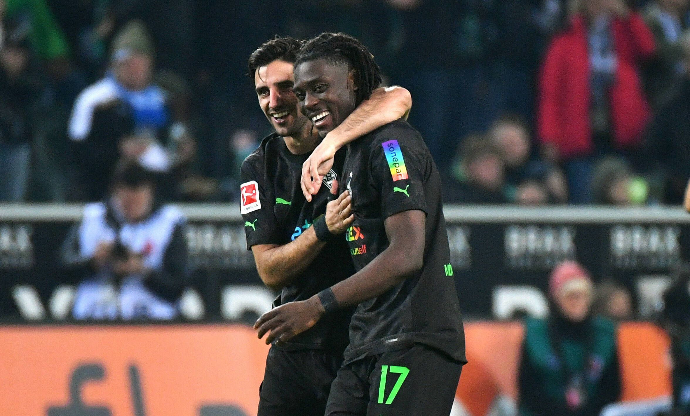 Um diese beiden Top-Spieler muss Borussia Mönchengladbach vor dem Bundesliga-Duell gegen Schalke 04 (4. Februar 2023) zittern. Auf diesem Foto sind Lars Stindl (l.) und Manu Koné (r.) am 11. November 2022 im Borussia-Park zu sehen. Stindl umarmt Koné, sie freuen sich über einen Treffer gegen Borussia Dortmund.