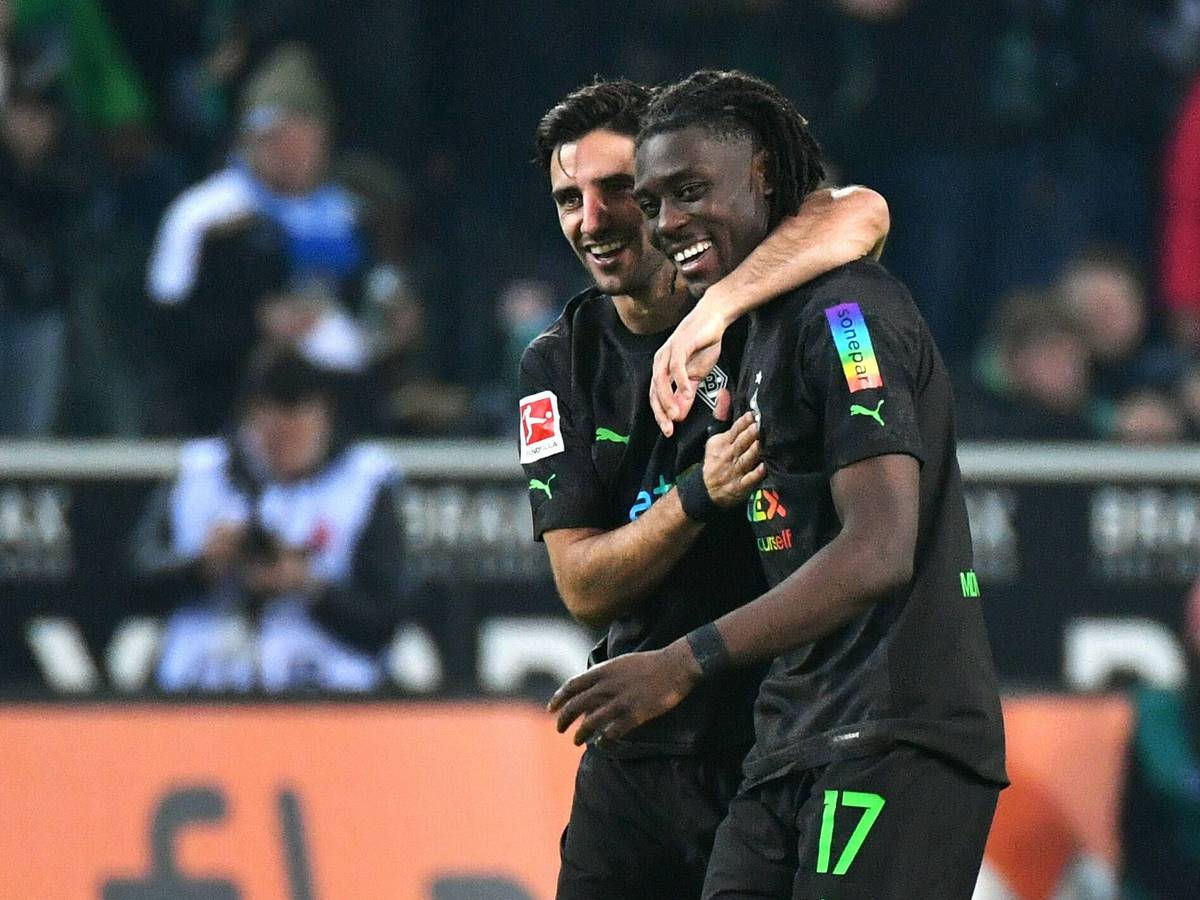 Um diese beiden Top-Spieler muss Borussia Mönchengladbach vor dem Bundesliga-Duell gegen Schalke 04 (4. Februar 2023) zittern. Auf diesem Foto sind Lars Stindl (l.) und Manu Koné (r.) am 11. November 2022 im Borussia-Park zu sehen. Stindl umarmt Koné, sie freuen sich über einen Treffer gegen Borussia Dortmund.