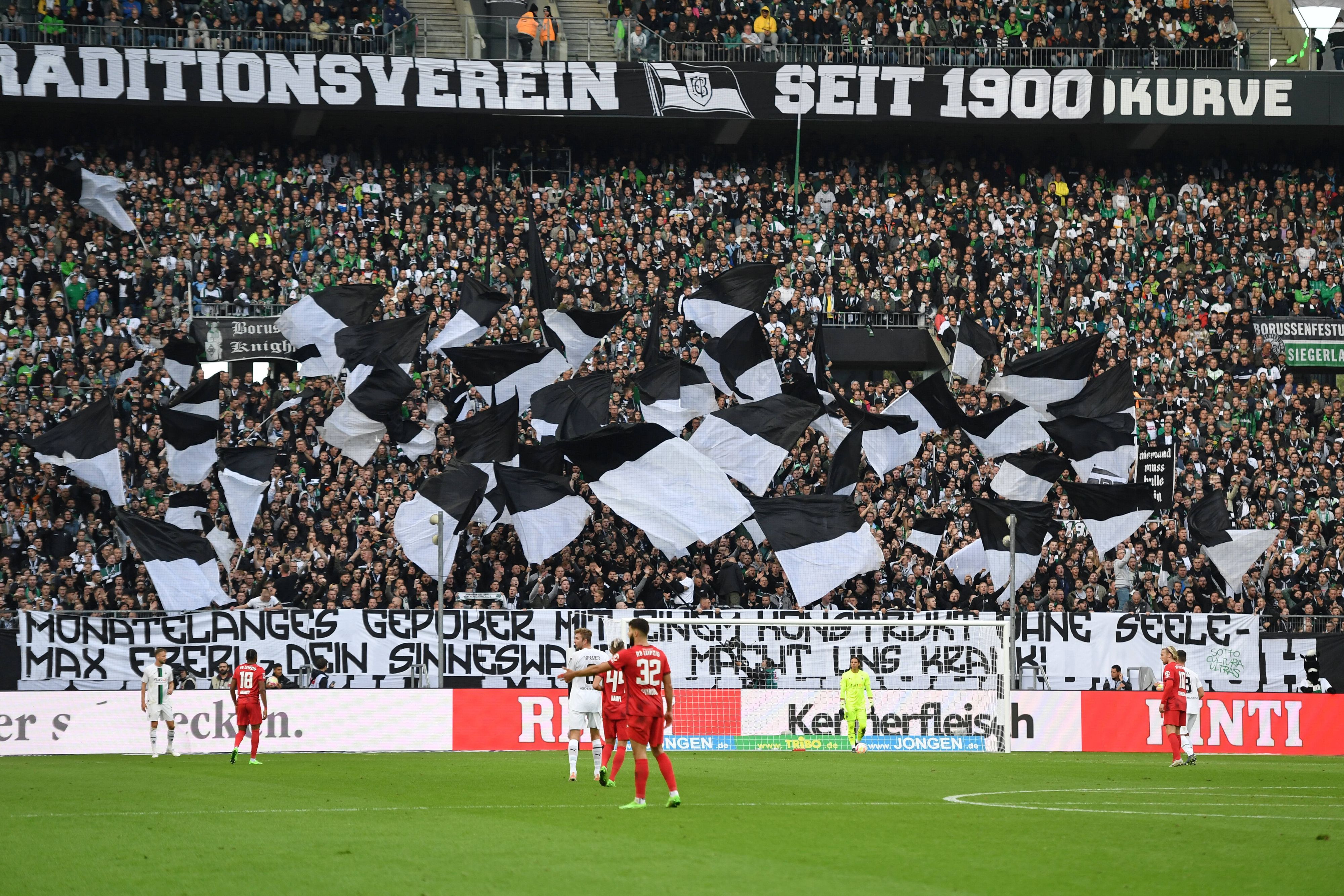 Ein Blick auf die Nordkurve im Borussia-Park: Gladbach-Fans haben dort am 17. September 2022 beim Spiel gegen RB Leipzig Transparente gegen Max Eberl und RB Leipzig platziert.