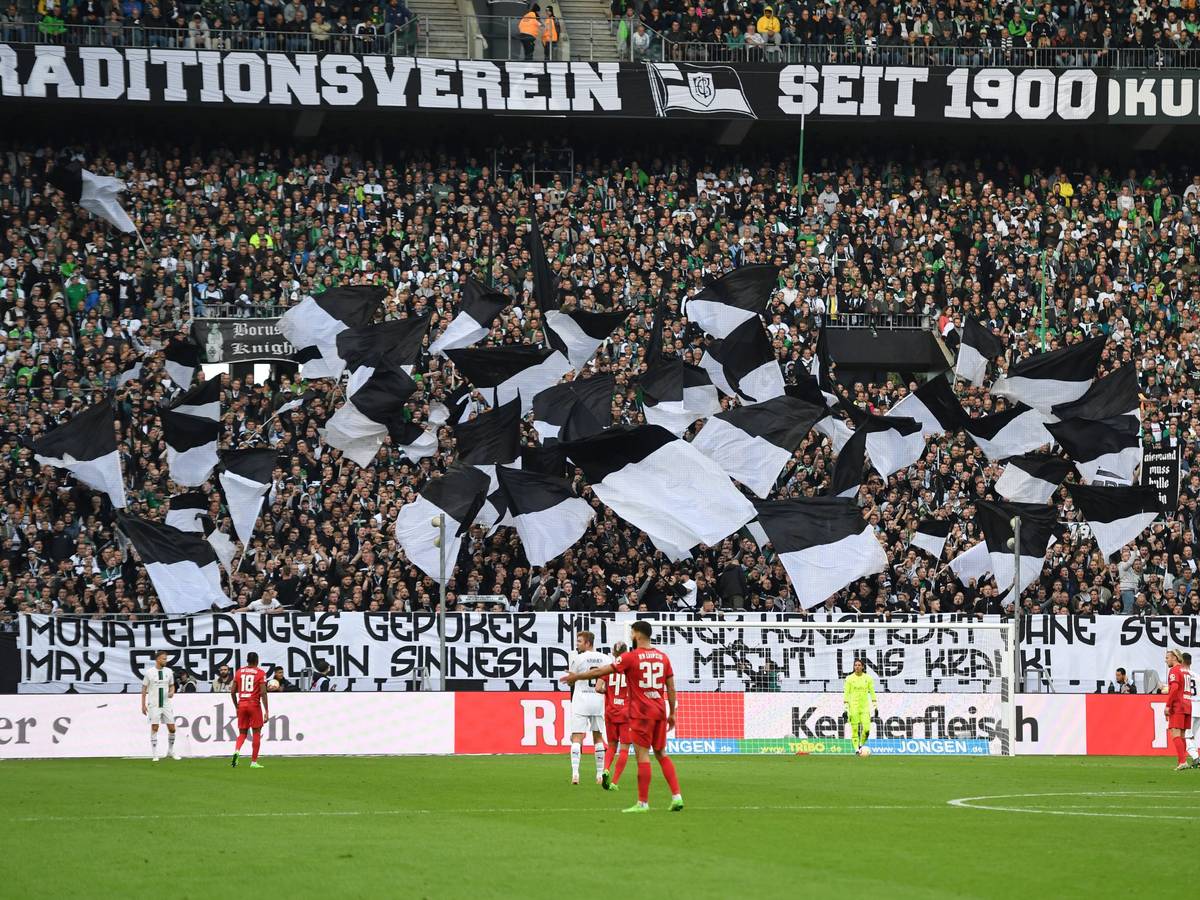 Ein Blick auf die Nordkurve im Borussia-Park: Gladbach-Fans haben dort am 17. September 2022 beim Spiel gegen RB Leipzig Transparente gegen Max Eberl und RB Leipzig platziert.