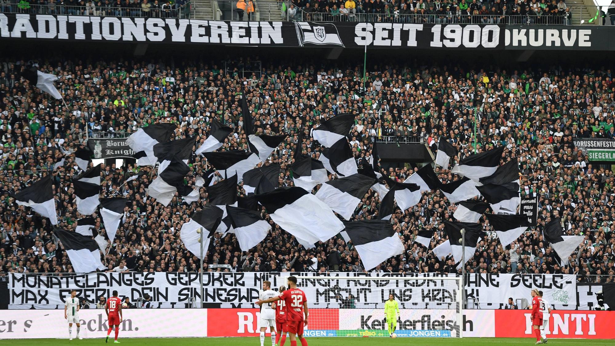 Ein Blick auf die Nordkurve im Borussia-Park: Gladbach-Fans haben dort am 17. September 2022 beim Spiel gegen RB Leipzig Transparente gegen Max Eberl und RB Leipzig platziert.