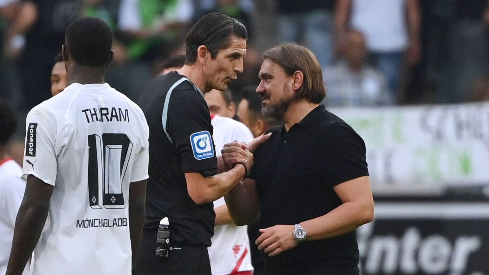 Gladbach-Trainer Daniel Farke (r.) im Gespräch mit Schiedsrichter Deniz Aytekin (l.), hier zu sehen am 4. September 2022, nach dem Bundesliga-Duell der Borussia gegen Mainz 05. Farke und Aytekin klatschen sich ab und diskutieren über einige Szenen.