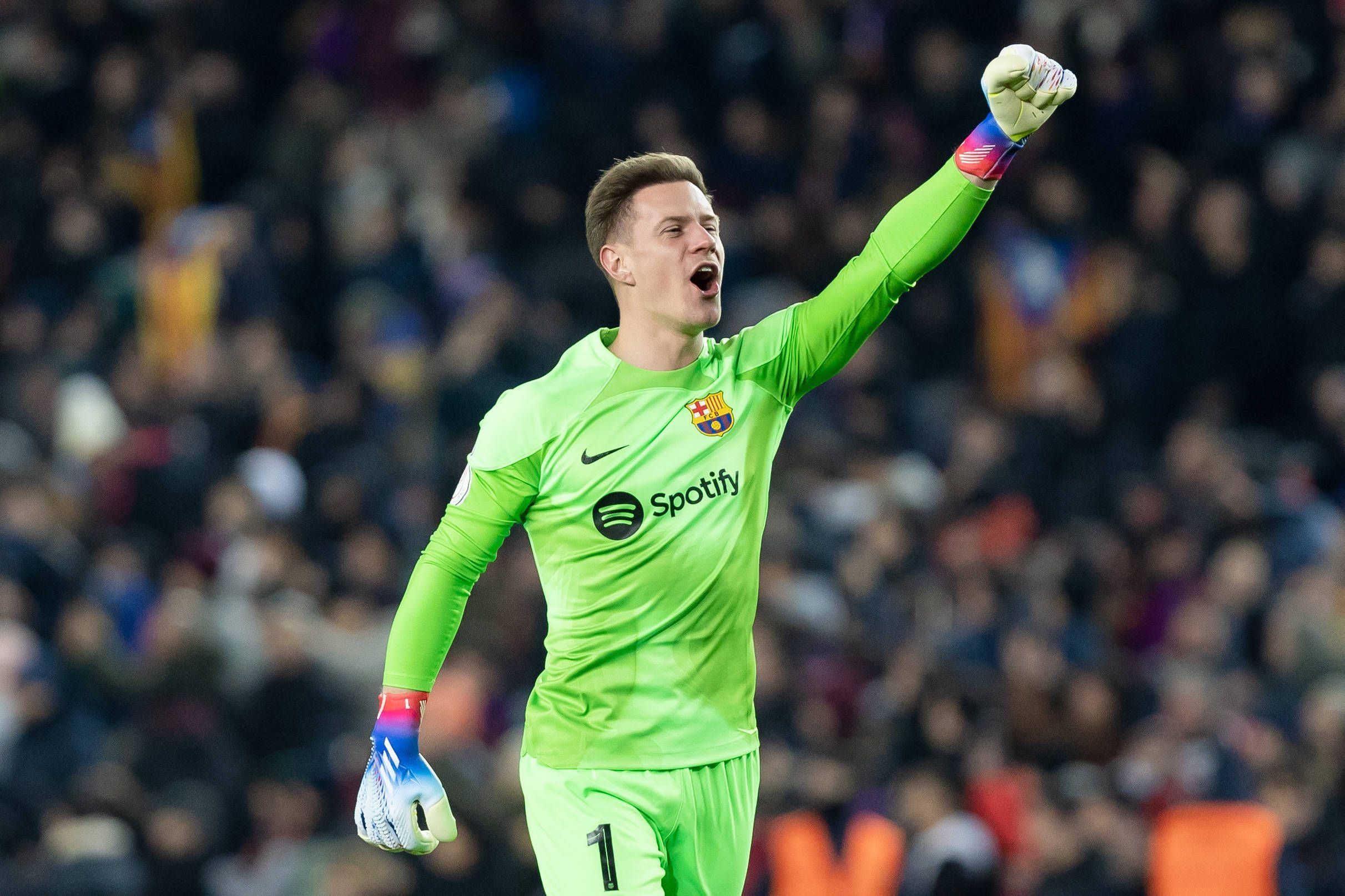 Barcelona-Keeper Marc-André ter Stegen, hier zu sehen am 25. Januar 2023, hat in einem Interview über eine mögliche Rückkehr zu Borussia Mönchengladbach gesprochen. Ter Stegen ballt die Faust und bejubelt einen Treffer der Katalanen.