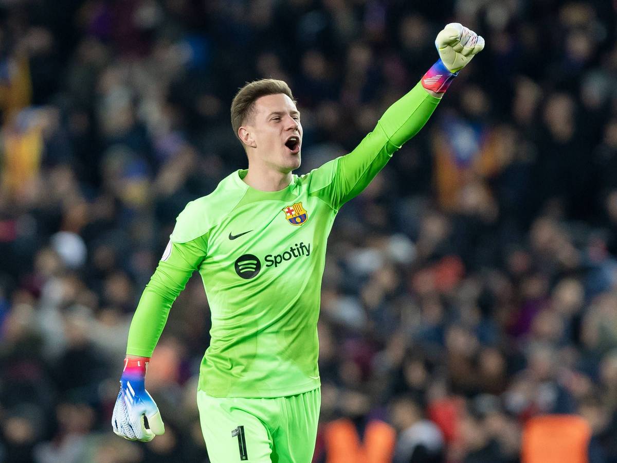 Barcelona-Keeper Marc-André ter Stegen, hier zu sehen am 25. Januar 2023, hat in einem Interview über eine mögliche Rückkehr zu Borussia Mönchengladbach gesprochen. Ter Stegen ballt die Faust und bejubelt einen Treffer der Katalanen.