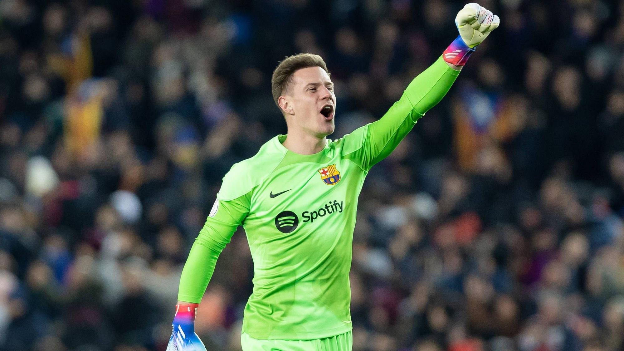 Barcelona-Keeper Marc-André ter Stegen, hier zu sehen am 25. Januar 2023, hat in einem Interview über eine mögliche Rückkehr zu Borussia Mönchengladbach gesprochen. Ter Stegen ballt die Faust und bejubelt einen Treffer der Katalanen.