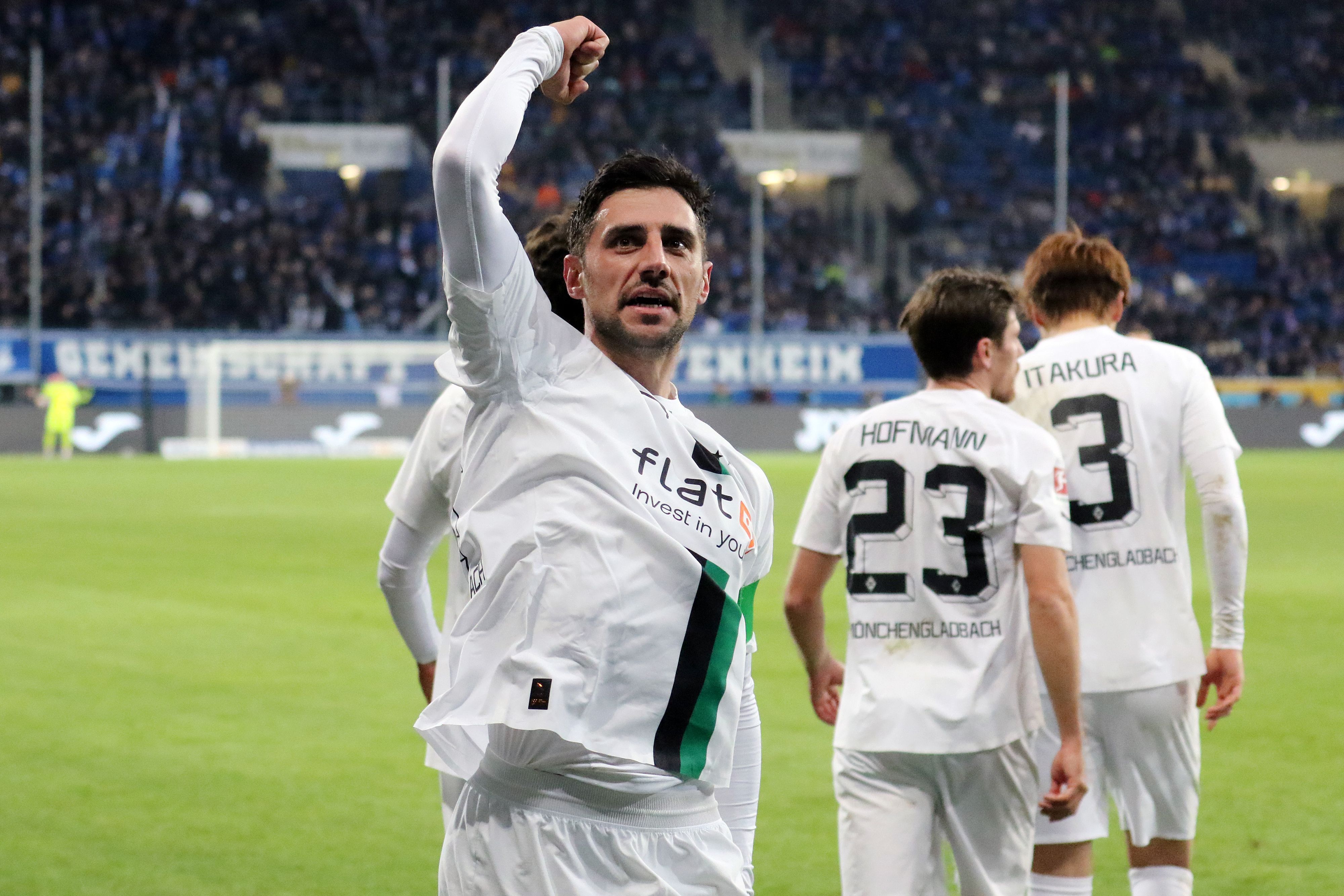 Lars Stindl ist Kapitän und Leistungsträger bei Fußball-Bundesligist Borussia Mönchengladbach, auf diesem Bild bejubelt er einen Treffer am 28. Januar 2023 bei der TSG Hoffenheim. Stindl zeigt die geballte Faust Richtung Fohlen-Fans.