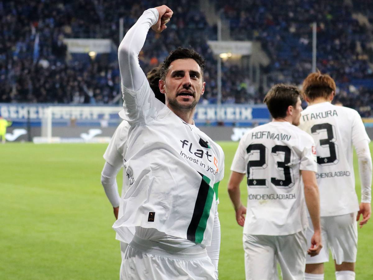 Lars Stindl ist Kapitän und Leistungsträger bei Fußball-Bundesligist Borussia Mönchengladbach, auf diesem Bild bejubelt er einen Treffer am 28. Januar 2023 bei der TSG Hoffenheim. Stindl zeigt die geballte Faust Richtung Fohlen-Fans.