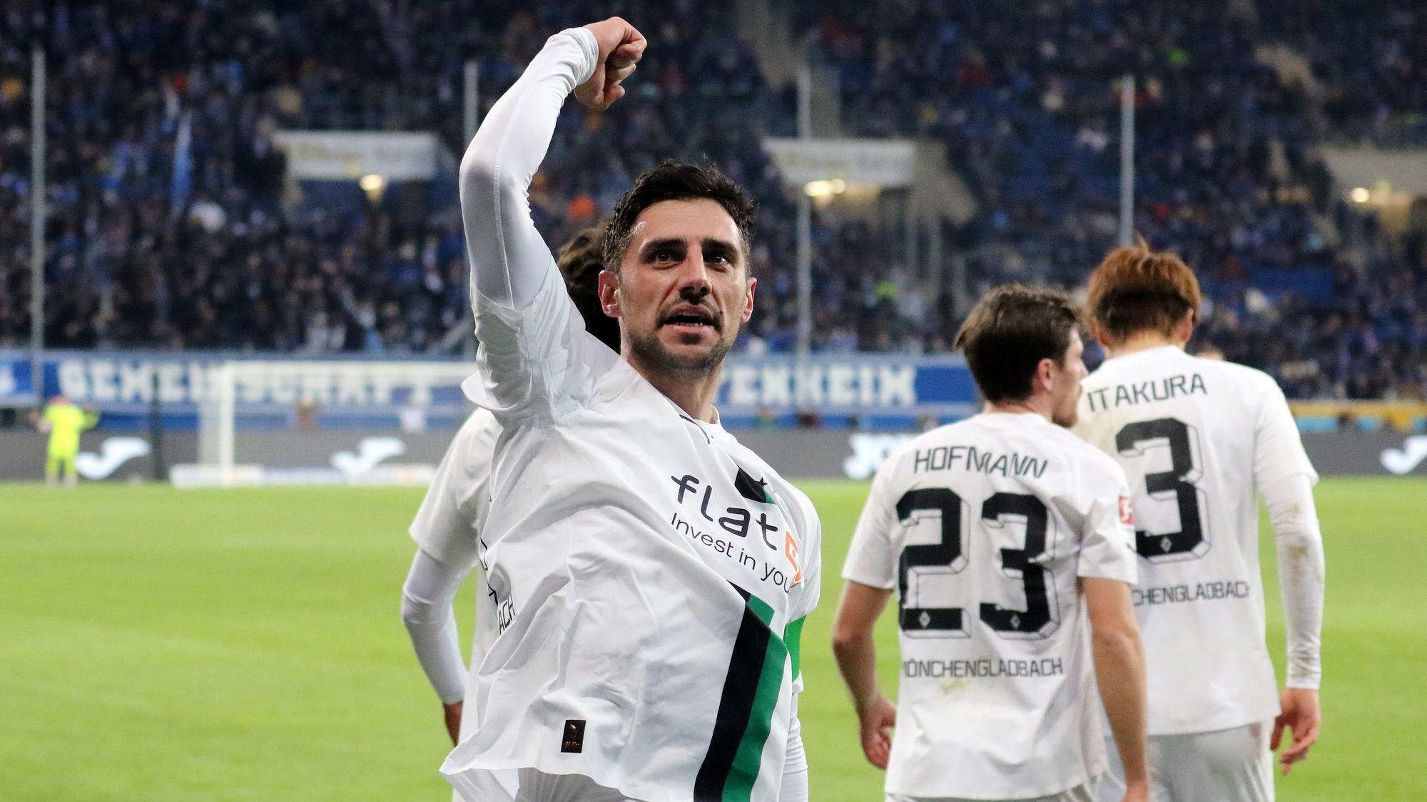 Lars Stindl ist Kapitän und Leistungsträger bei Fußball-Bundesligist Borussia Mönchengladbach, auf diesem Bild bejubelt er einen Treffer am 28. Januar 2023 bei der TSG Hoffenheim. Stindl zeigt die geballte Faust Richtung Fohlen-Fans.