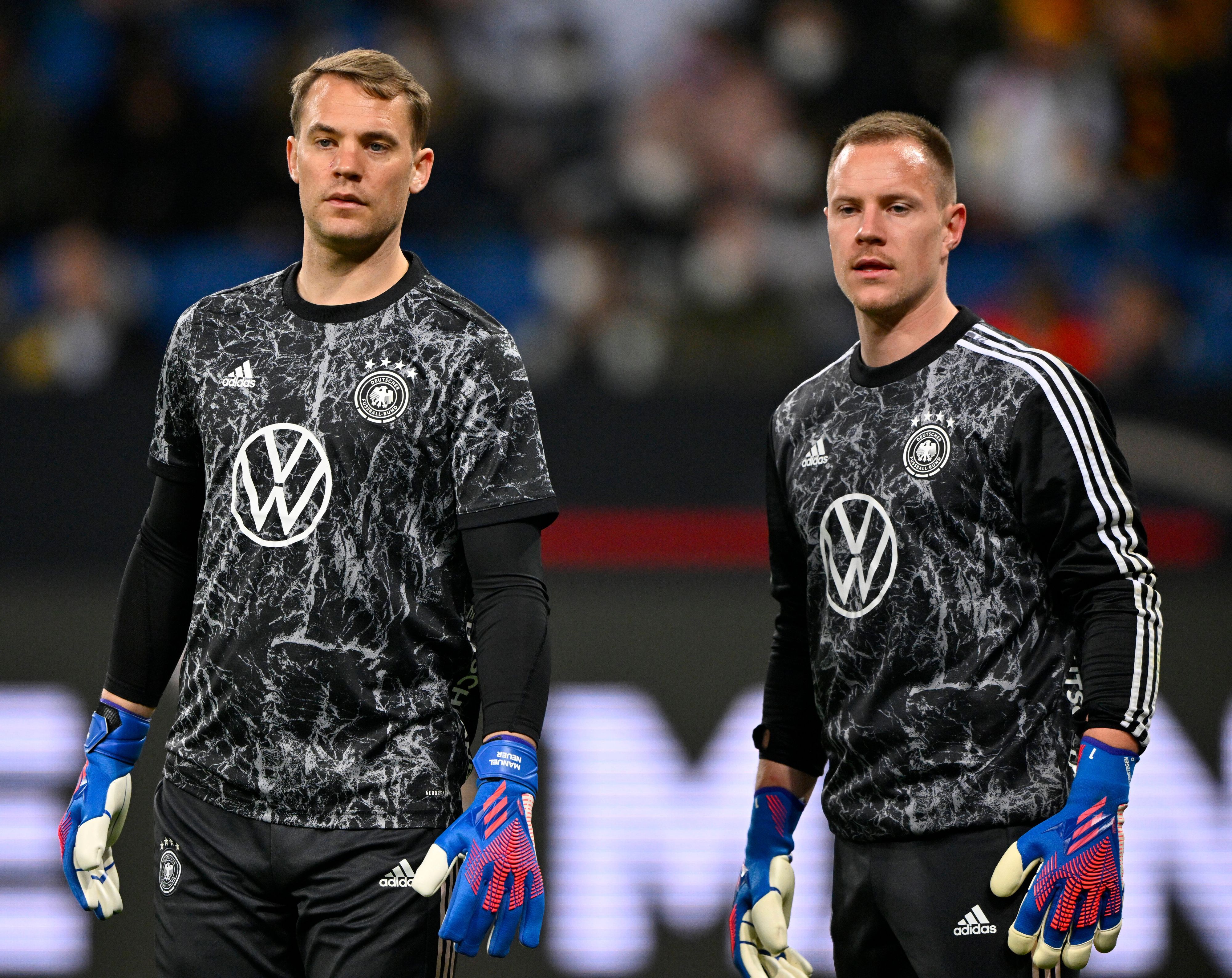 Manuel Neuer (l.) und Marc-André ter Stegen (r.) im Kreis der DFB-Elf am 26. März 2022. Gladbach-Manager Roland Virkus traut seinem ehemaligen Spieler ter Stegen zu, die neue Nummer eins im DFB-Team zu werden. Neuer und ter Stegen blicken nach vorne, sie tragen Trainingskluft.