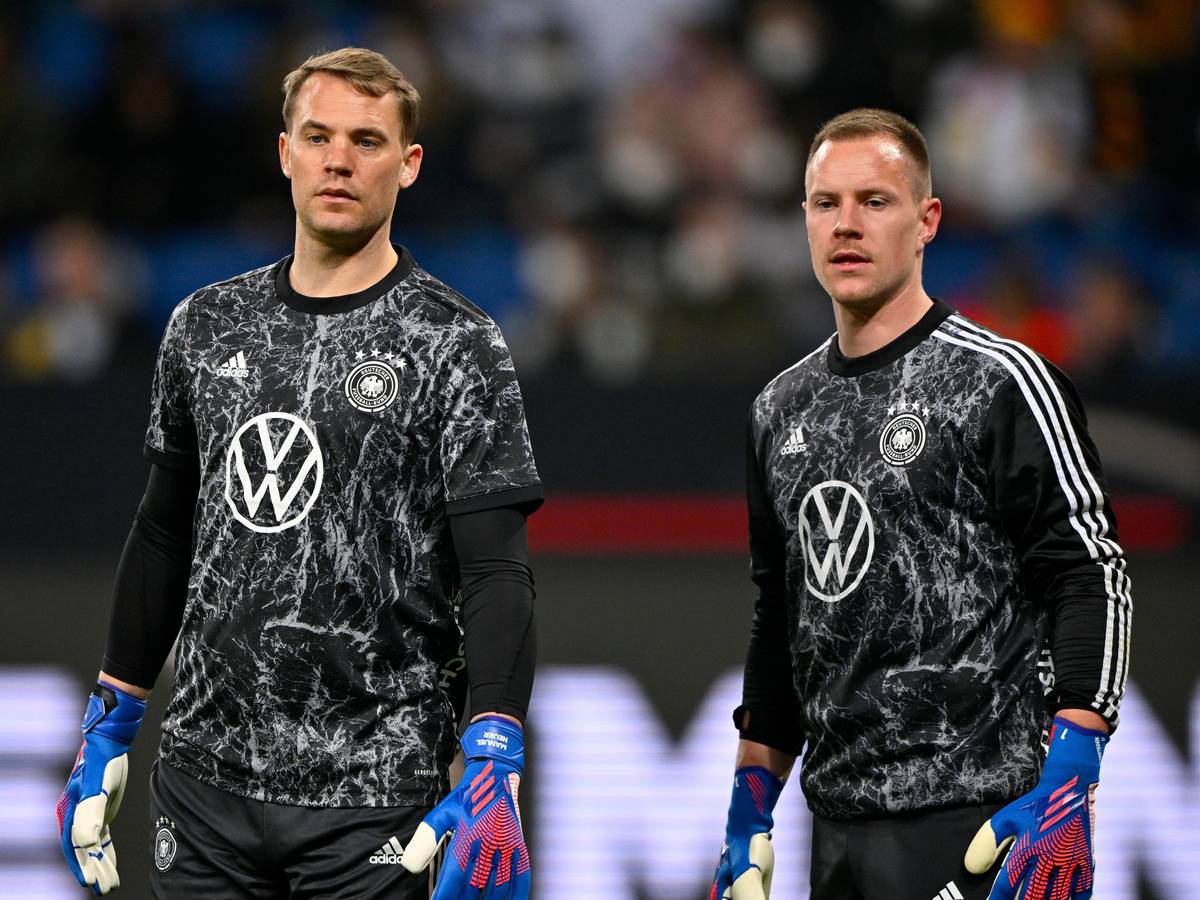 Manuel Neuer (l.) und Marc-André ter Stegen (r.) im Kreis der DFB-Elf am 26. März 2022. Gladbach-Manager Roland Virkus traut seinem ehemaligen Spieler ter Stegen zu, die neue Nummer eins im DFB-Team zu werden. Neuer und ter Stegen blicken nach vorne, sie tragen Trainingskluft.