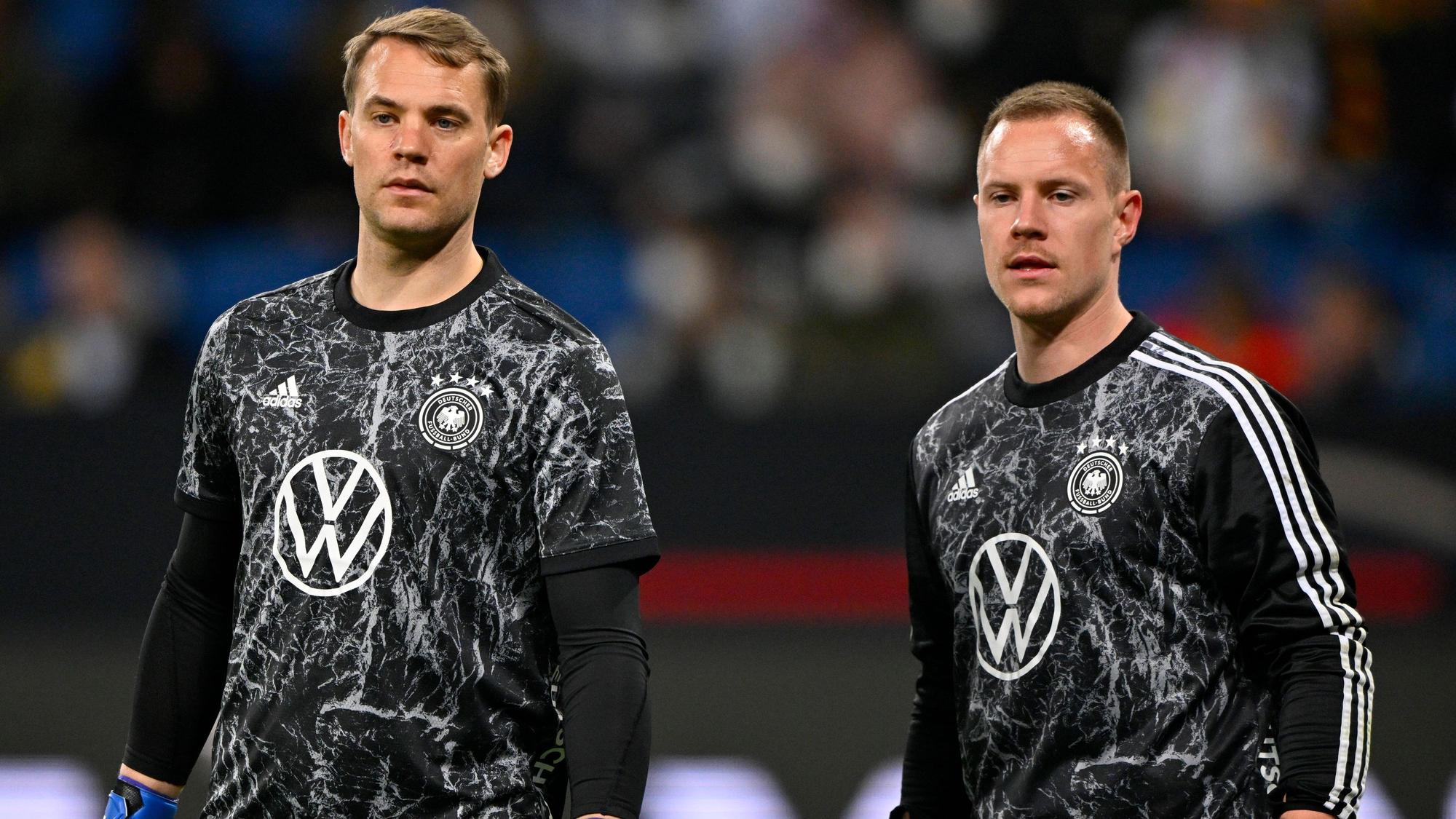 Manuel Neuer (l.) und Marc-André ter Stegen (r.) im Kreis der DFB-Elf am 26. März 2022. Gladbach-Manager Roland Virkus traut seinem ehemaligen Spieler ter Stegen zu, die neue Nummer eins im DFB-Team zu werden. Neuer und ter Stegen blicken nach vorne, sie tragen Trainingskluft.