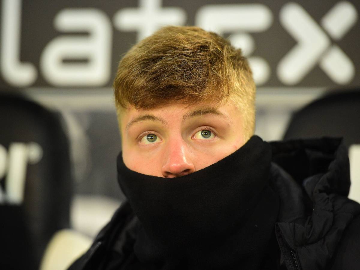 Luca Netz von Borussia Mönchengladbach, hier am 22. Januar 2023 beim Bundesliga-Spiel gegen Bayer 04 Leverkusen im Borussia-Park dick in warme Kleidung eingepackt auf der Auswechselbank. Er hat den Schal dabei über den Mund gezogen, sodass nur Nase, Augen und Haare zu sehen sind. Der rest verschwindet in der Schwarzen Kleidung.